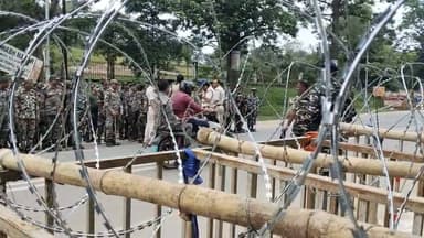 Ranchi: छात्रों द्वारा विधानसभा घेराव को लेकर रांची पुलिस हाई अलर्ट, तीन लेयर में सुरक्षा व्यवस्था, किसी भी अप्रिय स्थिति में निपटने के लिए सुरक्षाबल तैनात। असमाजिक तत्वों पर कड़ी निगरानी
#citilivekharkhand #nonfollowers #fbyシvideo #protest_peacefully #JPSC #ranchijharkhand