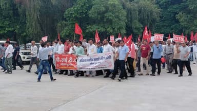 ग्रेटर नोएडा में मजदूर, कर्मचारी और किसान संगठनों ने केंद्र व राज्य सरकार की नीतियों के खिलाफ मोर्चा खोल दिया है।
संयुक्त ट्रेड यूनियन एवं संयुक्त किसान सभा की ओर से 10 अगस्त 2026 को जिलाधिकारी कार्यालय, सूरजपुर, ग्रेटर नोएडा में ज्ञापन सौंपा गया। ज्ञापन के माध्यम से प्रधानमंत्री और मुख्यमंत्री के नाम विभिन्न मांगें रखी गई हैं।
प्रदर्शनकारियों ने चारों श्रम कानूनों को तत्काल निरस्त करने, सभी फसलों पर MSP की कानूनी गारंटी देने और आशा, आंगनवाड़ी व रसोइयों को नियमित कर्मचारी का दर्जा देने की मांग की है।
इसके साथ ही सरकारी संस्थानों के निजीकरण और ठेका प्रथा पर रोक, कर्मचारियों के लिए पुरानी पेंशन योजना यानी OPS बहाल करने और किसानों व ग्रामीण मजदूरों की पूर्ण कर्जमाफी की मांग भी उठाई गई है।
ज्ञापन में गौतमबुद्ध नगर के किसानों को 10 प्रतिशत आबादी प्लॉट का शीघ्र निस्तारण, सभी आबादियों का निस्तारण और लंबित श्रमिक हितलाभों को जारी करने की मांग भी शामिल है।
संगठनों ने चेतावनी दी है कि अगर मांगों पर जल्द कार्रवाई नहीं हुई तो आने वाले दिनों में आंदोलन को और तेज किया जाएगा और देशव्यापी जेल भरो आंदोलन किया जाएगा