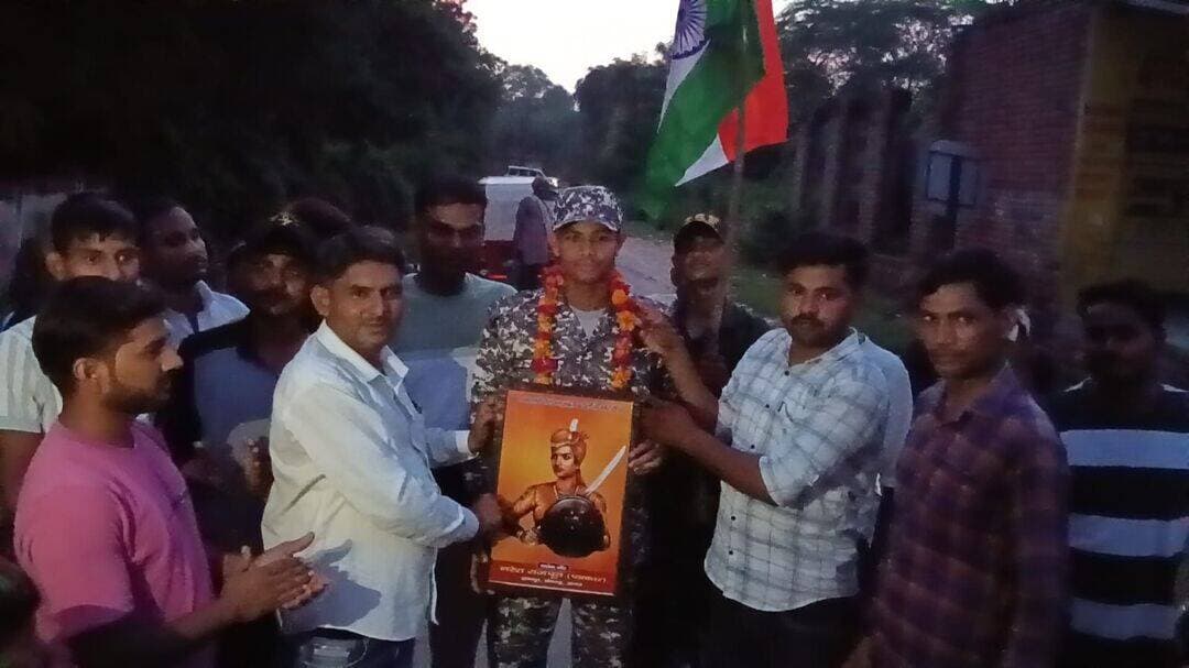 मित्र रामकिशन राजपूत के पुत्र जतिन राजपूत (कुसियापुर ) ने एयरफोर्स ट्रेनिंग पूरी होने पर गांव लौटने पर मित्रो के साथ खानपुर मोड़ पर स्वागत किया