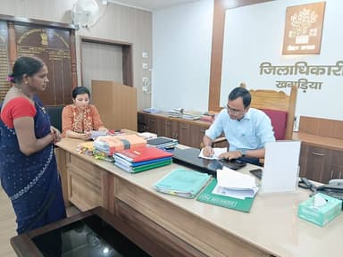 जिलाधिकारी, खगड़िया श्री विक्रम विरकर की अध्यक्षता में आज आयोजित जन समाधान कार्यक्रम में कुल 12 आवेदनों की सुनवाई की गई।
डीसीएलआर, एसडीओ, आपदा प्रबंधन, DRCC, होमगार्ड, BDO बेलदौर, राजस्व, आयुष्मान कार्ड, लोक अदालत एवं परिवहन विभाग से संबंधित मामलों के समयबद्ध एवं गुणवत्तापूर्ण निष्पादन के निर्देश दिए गए।
#JanSamadhan #Khagaria #GoodGovernance #Bihar