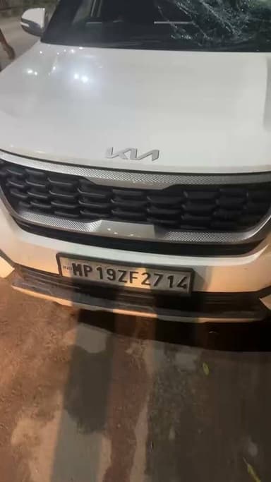 सतना होटल भरहुत के सामने दो पक्षों में हुआ जमकर विवाद, कार में की तोड़फोड़, मौके पर पहुंची सिविल लाइन पुलिस जांच में जुटी, देर रात की बताई जा रही घटना।