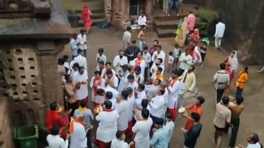 सावन सोमवार पर धर्मराजेश्वर चंदवासा में धूमधाम से निकली बाबा भोलेनाथ की शाही सवारी 🔱🌧️ मंदिर में विशेष पूजा-अर्चना के बाद नगर के प्रमुख मार्गों से निकली शाही सवारी, भारी बारिश के बीच भी भक्तों की आस्था और उत्साह रहा बरकरार। हर-हर महादेव! 🚩
#सावनसोमवार, #धर्मराजेश्वर, #चंदवासा, #शाहीसवारी, #भोलेनाथ, #हरहरमहादेव, #यशस्वीदुनिया, #लाइवरिपोर्टिंग, #मंदसौर, #महादेव