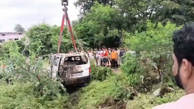 राजगढ़ हादसा: सतवास के धासड़ गांव के 11 लोग थे ईको कार में सवार, 7 शव बरामद
राजगढ़। जिले के सारंगपुर क्षेत्र में पड़ाना गांव के पास उफनते झिरी नाले में ईको कार बहने से दर्दनाक हादसा हो गया। हादसे ने देवास जिले की सतवास तहसील के ग्राम धासड़ को गहरे शोक में डुबो दिया है।
जानकारी के अनुसार, ईको कार में धासड़ गांव के एक ही परिवार के 11 लोग सवार थे। सभी लोग सतवास से कड़लावद गांव की ओर जा रहे थे। इसी दौरान पड़ाना गांव के पास उफनते झिरी नाले को पार करते समय तेज बहाव की चपेट में आने से कार बह गई।
हादसे के बाद प्रशासन और राहत-बचाव दल ने तत्काल रेस्क्यू अभियान शुरू किया। अब तक 7 लोगों के शव बरामद किए जा चुके हैं, जबकि 2 लोग सुरक्षित बताए जा रहे हैं। वहीं 2 लोगों की तलाश अभी भी जारी है।
घटना की खबर मिलते ही धासड़ गांव में मातम पसर गया। एक ही परिवार के कई लोगों के हादसे का शिकार होने से परिजनों और ग्रामीणों में गहरा दुख है। लापता लोगों की तलाश के लिए रेस्क्यू अभियान जारी है।
हादसे ने पूरे क्षेत्र को झकझोर कर रख दिया है।
#Rajgarh #Sarangpur #Satwas #Dhasad #Dewas #MadhyaPradesh #RajgarhAccident #BreakingNews #MPNews #SarangpurNews #RoadAccident #दुर्घटना #राजगढ़ #सतवास #देवास