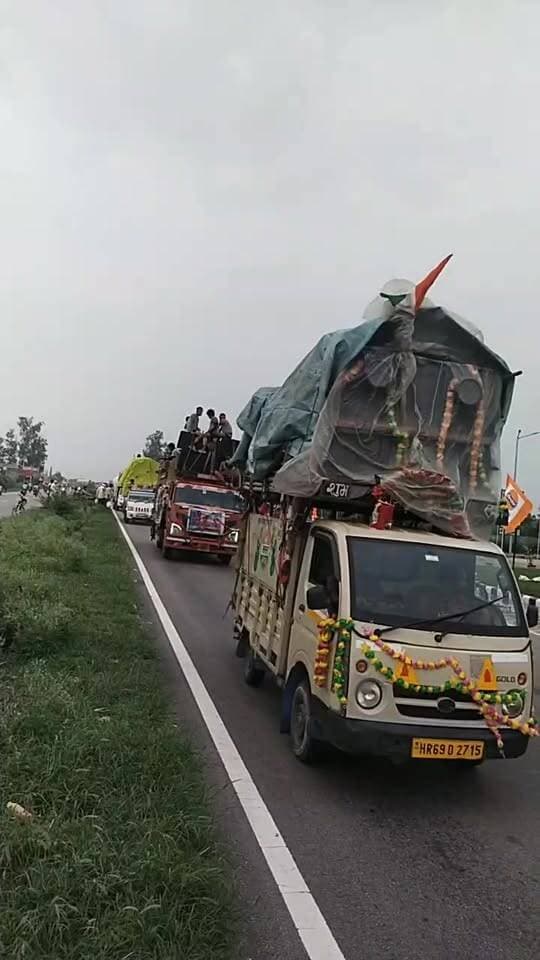श्रद्धा का जन सैलाब हरिद्वार से गंगाजल लेकर आ रहे कावड़ियों की लगी भीड़ आसपास क्षेत्र के पुरुष महिलाएं कावड़ियों की सेवा में जुटे