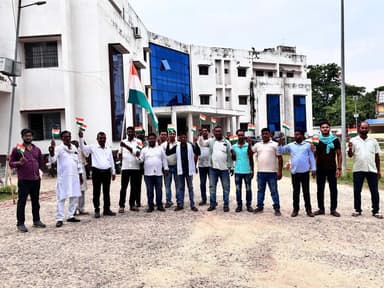 हर घर तिरंगा कार्यक्रम के तहत आज मानसी प्रखंड कार्यालय से जनता चौक तक उपस्थित पदाधिकारी कर्मियों एवं जनप्रतिनिधि समाजसेवी के तिरंगा यात्रा कार्यक्रम