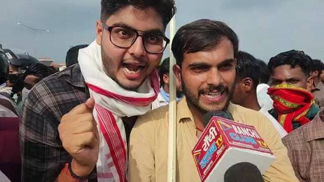 RANCHI LIVE | JPSC-JSSC STUDENT PROTEST | VIDHAN SABHA GHERAO
राजधानी रांची में JPSC-JSSC छात्र आंदोलन के दौरान तनावपूर्ण स्थिति के LIVE दृश्य सामने आ रहे हैं।
जयपाल सिंह मुंडा स्टेडियम से विधानसभा घेराव के लिए निकले छात्रों ने रास्ते में लगी बैरिकेडिंग और कंटीले तारों वाली सुरक्षा व्यवस्था को पार किया। छात्रों के विधानसभा की ओर बढ़ने के दौरान पुलिस प्रशासन की ओर से Water Cannon और Tear Gas के इस्तेमाल के दृश्य भी सामने आए हैं।
एक तरफ छात्र अपनी मांगों को लेकर आगे बढ़ते नजर आ रहे हैं, वहीं दूसरी ओर पुलिस प्रशासन छात्रों से शांतिपूर्ण मार्च करने की अपील करता दिखाई दे रहा है।
📍 Ranchi, Jharkhand
📅 10 August 2026
🔴 JPSC-JSSC Protest | Vidhan Sabha Gherao | LIVE Ground Coverage
This live stream is for informational and public awareness purposes only. Live
वीडियो को Like 👍 Share ↗️ और Ranchi Club TV को Subscribe/Follow करें।
Ranchi Club TV — सच्ची खबर, सबसे पहले।
#JPSC #JSSC #JPSCJSSC #JPSCProtest #JSSCProtest #RanchiLive #RanchiNews #JharkhandNews #StudentProtest #VidhanSabhaGherao #AssemblyGherao #WaterCannon #TearGas #RanchiProtest #JharkhandStudentMovement #RanchiClubTV
