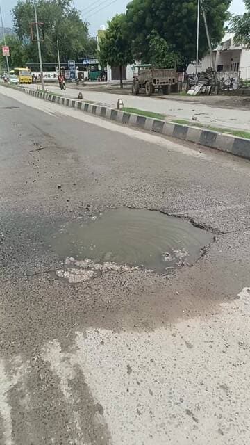 सवाई माधोपुर आलनपुर सर्किल स्थित N.H 552 शिवम मैरिज गार्डन सड़क पर सीवरेज की गंदगी सड़क पर बहे रही है। नहीं कोई धनीधोरी। मौसमी बीमारी के चलते फैल सकती है बीमारियां।
#Nagar parisad SAWAI Madhopur #DM Sawai Madhopur, #S.P Sawai Madhopur, #CMO Jaipur, #C.M Jaipur,