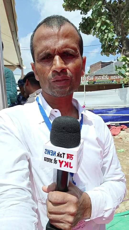 *#शेष 15 दिनों के मुख्यमंत्री सम्राट चौधरी का हेलीकॉप्टर सीतामढ़ी में किया लैंड।
*#सीतामढ़ी :- बिहार के मुख्यमंत्री का हेलीकॉप्टर सीतामढ़ी में लैंड करने के बाद मुख्यमंत्री सम्राट चौधरी सीधा पहुँचे पुनौरा धाम। जहाँ पर मैया सीता जी के सपरिवार को पुराने मंदिर से विधिवत पूजा अर्चना करने के बाद उठाकर नए मंडप में वैदिक मंत्रों उच्चारण के बीच किया अवस्थित। जहाँ पर शनिवार को पुनौरा धाम मंदिर में बिहार के मुख्यमंत्री सम्राट चौधरी यजमान के तौर पर दिखें।
#वहीं दूसरी ओर- पुनौरा धाम मंदिर परिसर में शासन - प्रशासन के लोगों का लगा रहा जमावड़ा। आम -जनमानस को ग्राउंड लेवल पर उतना पता नहीं जितना अमित शाह के समय हुआ था। इस पोस्ट के मद्देनजर सियाराम परिवार के को लेकर आपका क्या कहना है? कांमेंट बॉक्स में हमें बतायेंगे?
#CMBihar #सम्राटचौधरी #PMModiji