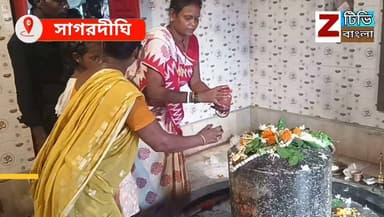 মুর্শিদাবাদ জেলার সাগরদীঘি চন্দনবাটী শিব মন্দিরে স্বেচ্ছাসেবী সংগঠনের তরফ থেকে ভক্তদের প্রসাদ বিতরণ