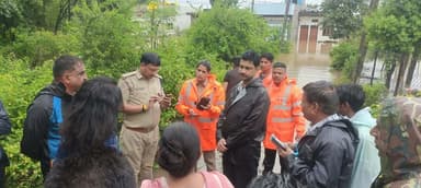 🌧️ सोयत कला में भारी बारिश से जलभराव, 150 से अधिक लोगों का सुरक्षित रेस्क्यू 🚨
लगातार बारिश के चलते सोयत कला के निचले इलाकों, कोटा-उज्जैन हाईवे, वार्ड क्रमांक 04, माधव चौक और पन्नीपुरा क्षेत्र में जलभराव की स्थिति बनी।
SDERF टीम ने नाव और बचाव उपकरणों की मदद से 150 से अधिक लोगों को सुरक्षित स्थानों पर पहुंचाया। पुलिस एवं प्रशासन की टीमें लगातार राहत और बचाव कार्य में जुटी रहीं।
प्रशासन ने प्रभावित परिवारों के लिए सुरक्षित ठहरने की भी व्यवस्था की है। लोगों से जलभराव वाले क्षेत्रों और तेज बहाव वाले नदी-नालों से दूर रहने की अपील की गई है।
#सोयत #सोयतकला #आगरमालवा #बारिश #जलभराव #रेस्क्यूऑपरेशन #SDERF #पुलिसप्रशासन #राहतबचाव #मध्यप्रदेश #AgarMalwa #Soyat #RainAlert #YashasviDuniya