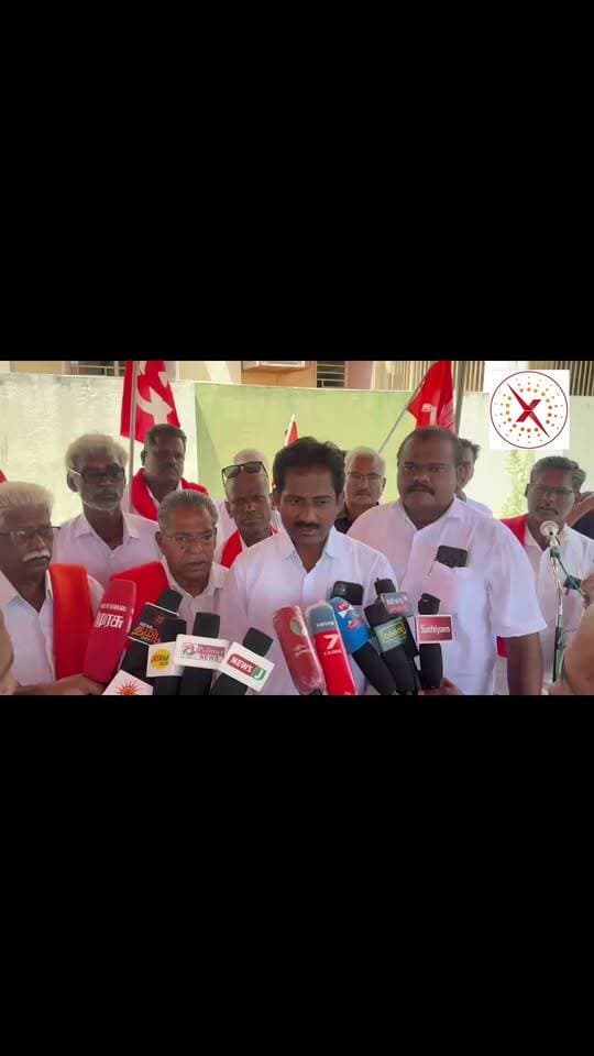 அதிராம்பட்டினத்தில் சார்பதிவாளர் அலுவலகத்தில் 2016-க்கு பிறகு பத்திர பதிவு செய்து திரும்ப பதிவு செய்ய மறுக்கும் நடவடிக்கையை கண்டித்து இன்று 10/08/2026 கம்யூனிஸ்ட் கட்சி சார்பில் ஆர்பாட்டம் நடந்தது.
#adirampattinam #adiraixpress #tamilnadu