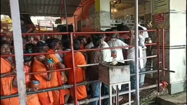 बिरसिंहपुर में सावन मेले को जोरदार बारिश की सौगात। झमाझम बारिश के दौरान भी जलाभिषेक को लगा हुआ है श्रद्धालुओं का तांता।
सतना जिले के सुप्रसिद्ध धाम बाबा गैवीनाथ में सावन मास के द्वितीय सोमवार को पावन अवसर पर गैवीनाथ धाम बिरसिंहपुर में उमड़ी श्रद्धालुओं की भीड़। श्रद्धालुओं की लगी लंबी कतार से हुआ महादेव और पार्वती माता मंदिर का गठबंधन। सुबह से लेकर देर शाम तक लगातार श्रद्धालु जलाभिषेक के लिए लगें रहें कतार पर, वहीं शिव भक्त बोल बम के नारों के साथ किया शिव जलाभिषेक।