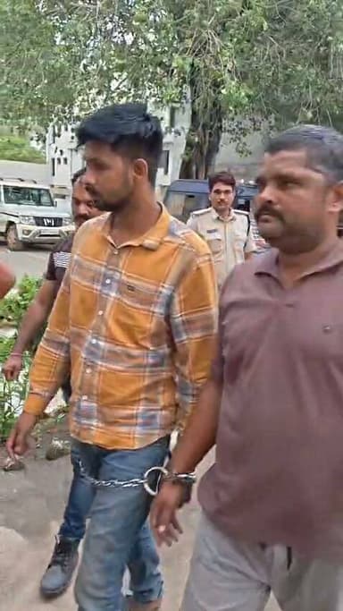 सतना।युवक की हत्या कर सड़क किनारे लाश फेंकने की वारदात को अंजाम देने बाले हिस्ट्रीशीटर सनी सिंह समेत तीन गिरफ्तार। पुलिस ने तीनों आरोपियों का निकाला जुलूस। एसडीओपी नागौद रघु केशरी के मार्गदर्शन में सिंहपुर थाना प्रभारी पंकज शुक्ला की अगुवाई में पुलिस टीम को मिली सफलता।