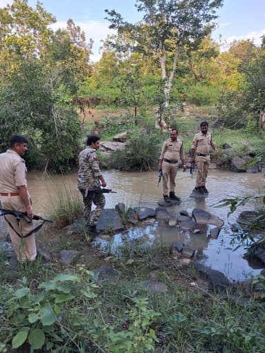 मझगवां थाना प्रभारी आदित्य नारायण धुर्वे भी थाना पुलिस बल के पडवनिया, रामनगर खोखला के जंगलों में की सर्चिंग।