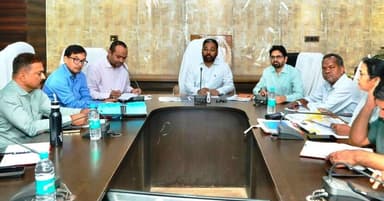 मलेरिया नियंत्रण को लेकर कलेक्टर श्री निलेशकुमार महादेव क्षीरसागर ने दिए सघन जांच के निर्देश
कलेक्टर ने समय-सीमा की बैठक में जिले के संवेदनशील एवं अंदरूनी क्षेत्रों में मलेरिया की सघन जांच, उपचार एवं रोकथाम अभियान तेज करने के निर्देश दिए।
🌧️ बारिश के दौरान पुल-पुलियों के ऊपर जलस्तर बढ़ने पर आवाजाही रोकने
🏗️ भवन विहीन स्कूल, आंगनबाड़ी एवं अन्य आवश्यक भवनों के निर्माण में तेजी लाने
🏠 प्रधानमंत्री आवास एवं निर्माणाधीन कार्यों को समय-सीमा में पूर्ण करने
📋 सीएम हेल्पलाइन, जनदर्शन एवं अन्य लंबित आवेदनों का शीघ्र निराकरण करने
के निर्देश अधिकारियों को दिए गए।
जनहित और सुरक्षित आवागमन के साथ विकास कार्यों में तेजी—जिला प्रशासन की प्राथमिकता।
#Kanker #KankerDistrict #MalariaControl #DistrictAdministration #GoodGovernance Chhattisgarh