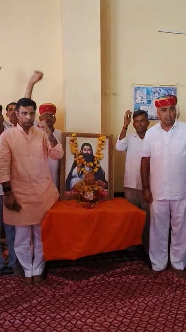 संत रविदास जयंती के मौके पर बालेसर कस्बे में वंदन कलश रथ यात्रा पहुंचने पर शेरगढ़ विधायक बाबू सिंह राठौर के नेतृत्व में सैकड़ो कार्यकर्ताओं ने स्वागत किया
Babusingh Rathore