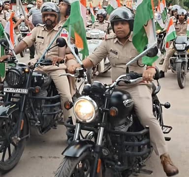 सतना पुलिस का दोहरा रवैया: जनता का चालान काटने वालों की गाड़ियों से नंबर प्लेट गायब
पूर्व विधायक की गाड़ी से नंबर प्लेट उतारने वाली सतना पुलिस तिरंगा यात्रा में खुद नियमों की धज्जियां उड़ाती दिखी। आम जनता का रोज चालान काटने वाले कई पुलिसकर्मी बिना नंबर प्लेट की गाड़ियों में घूमते नजर आए। खाकी का यह गैर-जिम्मेदाराना रवैया अब गंभीर सवालों के घेरे में है।