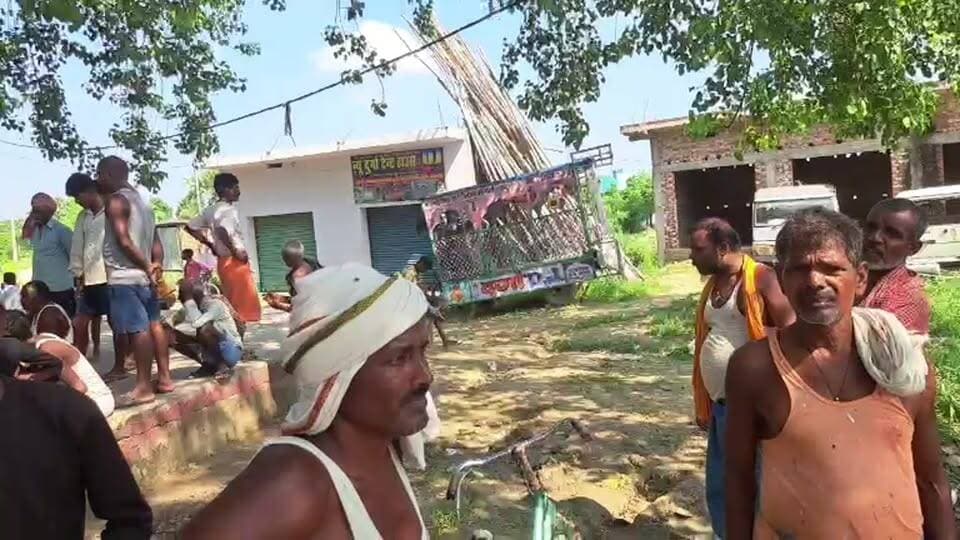 अरियरी प्रखंड के सनैया पंचायत क्षेत्र अंतर्गत जेखौर गांव के समीप आक्रोशित ग्रामीणों ने मुख्य पथ को जमकर पेयजल की मांग कर रहे थे। वहीं इस मौके पर अरियरी थाना अध्यक्ष अखिलेश कुमार सिंह ने पहल की पर जाम को हटाया गया और पूरी तरह आवागमन समान हो गई है....
Sheikhpura Collectorate Sheikhpura Hunt New DRCC Sheikhpura Sheikhpura Police Bihar Police News Bihar pk Kamlesh Parsad बात मनकौल गांव की हुसैनाबाद पंचायत पंचायत सनैया शेखपुरा ग्राम पंचायत सनैया #dmsheikhpura #bihar #BiharNews #Sheikhpura