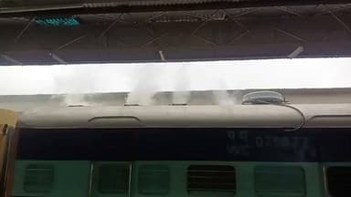 जबलपुर यार्ड में निरीक्षण कोच से निकले धुएँ पर त्वरित कार्रवाई
जबलपुर। दिनांक 11 अगस्त 2026 को प्रातः 07:35 बजे जबलपुर यार्ड स्थित आरए (RA) साइडिंग में खड़े एक रेलवे निरीक्षण कोच (संख्या WC 075077) से हल्का धुआँ निकलते हुए देखा गया। इसकी सूचना मिलते ही रेलवे प्रशासन द्वारा निर्धारित सुरक्षा मानकों के अनुरूप तत्काल कार्रवाई प्रारंभ की गई।
उक्त निरीक्षण कोच आईसीएफ डिज़ाइन का पुराना कोच है, जिसे आरए/वीआईपी साइडिंग में सुरक्षित रूप से खड़ा किया गया था तथा यह यात्री एवं प्लेटफॉर्म क्षेत्र से पूर्णतः पृथक था। घटना की जानकारी प्राप्त होते ही संबंधित अधिकारियों एवं कर्मचारियों ने मौके पर पहुँचकर स्थिति का आकलन किया तथा एहतियात के तौर पर अग्निशमन टैंकरों की भी व्यवस्था की गई।
रेलवे की त्वरित एवं प्रभावी कार्रवाई के परिणामस्वरूप लगभग 15 मिनट के भीतर धुएँ की स्थिति पर पूर्ण नियंत्रण प्राप्त कर लिया गया। इस घटना से किसी यात्री, कर्मचारी अथवा रेलवे संपत्ति को कोई नुकसान नहीं हुआ तथा रेल परिचालन भी प्रभावित नहीं हुआ।
प्रारंभिक जाँच में धुआँ स्टाफ केबिन क्षेत्र से स्थानीय स्तर पर निकलता हुआ पाया गया है। घटना के कारणों का पता लगाने के लिए शॉर्ट सर्किट, शरारती तत्वों की संभावित संलिप्तता सहित सभी पहलुओं की गहन जाँच की जा रही है। मामले की विस्तृत जाँच हेतु वरिष्ठ अधिकारी स्तर की जाँच के आदेश दिए गए हैं।
रेलवे प्रशासन संरक्षा को सर्वोच्च प्राथमिकता देते हुए घटना के सभी तथ्यों की विस्तृत समीक्षा कर आवश्यक कार्रवाई सुनिश्चित करेगा।