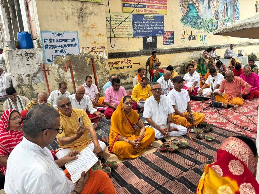श्रावण में गूंजा हर-हर महादेव, माजी मंदिर में हुआ सामूहिक रुद्राभिषेक*
श्रावण मास के पावन अवसर पर माजी मंदिर स्थित पितृश्वर महादेव मंदिर में रविवार को सामूहिक रुद्राभिषेक एवं महाप्रसादी का भव्य आयोजन श्रद्धा और उत्साह के साथ संपन्न हुआ। मंदिर परिसर हर-हर महादेव के जयघोष से गूंज उठा। बड़ी संख्या में सनातन भक्तों ने सामूहिक रूप से भगवान महादेव का रुद्राभिषेक कर परिवार एवं समाज की सुख-समृद्धि, शांति एवं सर्वकल्याण की कामना की।
प्रातः 10 से दोपहर 12 बजे तक सामूहिक रुद्राभिषेक विधि-विधान एवं मंत्रोच्चार के साथ संपन्न हुआ। इसके बाद दोपहर 12:30 बजे से दाल-बाटी-चूरमा की महाप्रसादी आयोजित की गई। ग्यारस का व्रत रखने वाले श्रद्धालुओं के लिए विशेष अल्पाहार की व्यवस्था भी की गई।
कार्यक्रम के संयोजक रोहित चौबीसा रहे। व्यवस्था प्रमुख निर्मल ने आयोजन की व्यवस्थाओं का दायित्व संभाला। सामूहिक रुद्राभिषेक के लिए निःशुल्क पंडितों को एकत्रित करने में एकलिंग नाथ पुरोहित का विशेष योगदान रहा।
भोजन व्यवस्था प्रमुख रविंद्र नागदा एवं कुंदन कुमावत के नेतृत्व में महाप्रसादी की व्यवस्था सुचारू रूप से संपन्न हुई। भोजन व्यवस्था में पंकज अजमेरा एवं गौरव अजमेरा सहित अन्य श्रद्धालुओं ने सक्रिय सहयोग किया।
भारत कुमावत ने बताया कि आयोजन के लिए प्रति श्रद्धालु ₹100 सहयोग राशि निर्धारित की गई थी। साथ ही श्रद्धालुओं से अपनी श्रद्धानुसार खाद्य सामग्री का सहयोग करने का आग्रह किया गया था। भक्तों के सहयोग एवं सामूहिक सहभागिता से महाप्रसादी की व्यवस्था सफलतापूर्वक संपन्न हुई।
आयोजन में मुकेश, अनुराग, विनोद नागदा, सुरेश शर्मा, मिठ्ठा लाल कुमावत, मदन दवे एवं केशवकांत जी जोशी सहित अनेक श्रद्धालुओं ने सक्रिय सहयोग किया। मातृशक्ति, बुजुर्गों एवं युवाओं सहित बड़ी संख्या में सनातन भक्तों की सहभागिता रही।
महिलाओं एवं मातृशक्ति ने भी आयोजन में विशेष उत्साह के साथ सहभागिता की। आशा जी, कृष्णा जी, यामिनी जी, नूपुर जी एवं गीता जी ने भजन-कीर्तन प्रस्तुत कर पूरे वातावरण को भक्तिमय बना दिया। उनके मधुर भजनों से मंदिर परिसर में आध्यात्मिक एवं आनंदमय वातावरण बना रहा। मातृशक्ति के इस सक्रिय सहयोग की आयोजकों ने सराहना करते हुए आभार व्यक्त किया।
आयोजकों ने कहा कि ऐसे धार्मिक आयोजनों से समाज में भक्ति के साथ सामाजिक समरसता, सेवा, सहयोग एवं सनातन संस्कृति के प्रति जागरूकता को बढ़ावा मिलता है। माजी मंदिर के सनातन भक्तजनों ने आयोजन को सफल बनाने वाले सभी सहयोगकर्ताओं एवं श्रद्धालुओं का आभार व्यक्त किया तथा भविष्य में भी ऐसे धार्मिक एवं सामाजिक आयोजनों में सक्रिय सहभागिता का आह्वान किया।