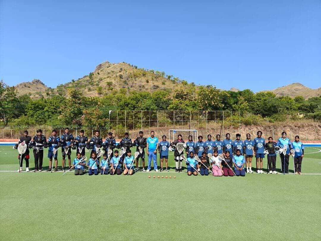 महाराणा प्रताप खेल गांव में हर्षोल्लास से मनाया गया विश्व आदिवासी दिवस,
लेक्रोज खिलाड़ियों ने रोमांचक मुकाबलों में दिखाया दमखम, खेल के माध्यम से सामाजिक जागरूकता का दिया संदेश; खिलाड़ियों ने ली नशा मुक्ति की शपथ-
उदयपुर। महाराणा प्रताप खेल गांव, उदयपुर में राजस्थान लेक्रोज संघ एवं उदयपुर जिला प्रशासन के संयुक्त तत्वावधान में विश्व आदिवासी दिवस हर्षोल्लास एवं उत्साह के साथ मनाया गया। कार्यक्रम का आयोजन संभागीय आयुक्त प्रज्ञा केवलरमानी के निर्देशन में किया गया। इस अवसर पर जनजाति क्षेत्र के खिलाड़ियों के लिए विभिन्न आयु वर्गों में लेक्रोज के रोमांचक मुकाबलों का आयोजन किया गया, जिसमें खिलाड़ियों ने उत्कृष्ट खेल कौशल, अनुशासन, टीम भावना एवं खेल भावना का प्रदर्शन किया।
विश्व आदिवासी दिवस के अवसर पर आयोजित इन मुकाबलों का उद्देश्य जनजाति क्षेत्र के युवाओं को खेलों से जोड़ना, उनकी प्रतिभा को मंच प्रदान करना तथा खेल के माध्यम से सामाजिक जागरूकता को बढ़ावा देना रहा, चूंकि लेक्रोज खिलाड़ी प्रशिक्षण नीरज बत्रा के मार्गदर्शन में अपने उत्कृष्ट खेल कौशल एवं उपलब्धियों के बूते जनजाति क्षेत्र में रोल मॉडल के रूप में अपनी पहचान बन चुके हैं अतः वे सामाजिक उत्थान के वाहक के रूप में एक सशक्त माध्यम हैं वहीं मैदान पर खिलाड़ियों ने अपनी गति, स्टिक स्किल, पासिंग, डिफेंस, शूटिंग एवं टीमवर्क का शानदार प्रदर्शन करते हुए दर्शकों का उत्साह बढ़ाया। कई मुकाबले बेहद संघर्षपूर्ण रहे और खिलाड़ियों ने अंतिम क्षण तक जीत के लिए पूरा दमखम लगाया। इन मुकाबलों में उदयपुर एवं आसपास के जनजाति क्षेत्र से जुड़े अंतरराष्ट्रीय एवं राष्ट्रीय पदक विजेता खिलाड़ियों की सहभागिता महत्वपूर्ण रही । महिला वर्ग में सुनीता मीणा, डाली गमेती, यशोदा गमेती, मीरा दौजा, जुला कुमारी गुर्जर, यशिष्ठा बत्रा, विशाखा मेघवाल, रोशनी बोस, जानवी राठौड़, नीमा गमेती, प्रीति मीणा, चंदा गमेती एवं डिंपल गमेती ने शानदार प्रदर्शन किया।
वहीं पुरुष वर्ग में मोहनलाल गमेती, खुमाराम गमेती, दयाशंकर गमेती, नारायण लाल गमेती, निशांत नागदा, राजेश गमेती, मोहित डांगी, नीरज मीणा, मनीष पुर्बिया, दिग्विजय सिंह, सागर गमेती एवं प्रवीण गमेती ने अपने उत्कृष्ट खेल कौशल से मुकाबलों को रोमांचक एवं संघर्षपूर्ण बना दिया।
खिलाड़ियों के प्रदर्शन ने यह संदेश दिया कि जनजाति क्षेत्र में प्रतिभाओं की कोई कमी नहीं है। यदि खिलाड़ियों को उचित प्रशिक्षण, सुविधाएं एवं अवसर उपलब्ध कराए जाएं तो वे राज्य, राष्ट्रीय एवं अंतरराष्ट्रीय स्तर पर राजस्थान और देश का नाम रोशन कर सकते हैं।
कार्यक्रम के दौरान खिलाड़ियों एवं उपस्थित लोगों को संबोधित करते हुए संभागीय आयुक्त प्रज्ञा केवलरमानी ने कहा कि खेल केवल शारीरिक स्वास्थ्य और प्रतियोगिता का माध्यम नहीं है, बल्कि यह युवाओं को अनुशासन, नेतृत्व, टीम भावना और सकारात्मक सोच से जोड़ने का प्रभावी माध्यम भी है। उन्होंने युवाओं से शिक्षा को प्राथमिकता देने तथा सामाजिक कुरीतियों से दूर रहने का आह्वान किया।
उन्होंने कहा कि पलायन, बाल विवाह एवं नशे जैसी सामाजिक समस्याओं के प्रति जागरूकता पैदा करना आवश्यक है। खेलों के माध्यम से युवाओं को सकारात्मक दिशा देकर समाज में बेहतर बदलाव लाया जा सकता है। उन्होंने खिलाड़ियों को अपने लक्ष्य के प्रति समर्पित रहने और खेल के साथ-साथ शिक्षा को भी निरंतर आगे बढ़ाने के लिए प्रेरित किया।
विश्व आदिवासी दिवस के अवसर पर आयोजित कार्यक्रम में खिलाड़ियों एवं उपस्थित लोगों को नशा मुक्ति की शपथ भी दिलाई गई। सभी ने नशे से दूर रहने, युवाओं को नशे के दुष्प्रभावों के प्रति जागरूक करने तथा स्वस्थ एवं सकारात्मक समाज के निर्माण में अपनी भूमिका निभाने का संकल्प लिया।
इस दौरान बाल विवाह जैसी सामाजिक कुरीतियों के विरुद्ध जागरूकता, शिक्षा को बढ़ावा देने तथा युवाओं को खेलों से जोड़ने पर भी विशेष जोर दिया । रोमांचक मुकाबलों के समापन के बाद संभागीय आयुक्त प्रज्ञा केवलरमानी द्वारा खिलाड़ियों को पारितोषिक प्रदान किए गए। उन्होंने खिलाड़ियों की मेहनत और उपलब्धियों की सराहना करते हुए कहा कि खेल के क्षेत्र में लगातार आगे बढ़कर वे अपने परिवार, समाज, उदयपुर और राजस्थान का गौरव बढ़ा सकते हैं।
कार्यक्रम में लेक्रोज के वित्त पोषक राजस्थान माइन्स एंड मिनरल्स लिमिटेड (RSMML) के अधिकारीगण की भी गरिमामय उपस्थिति रही, उनके द्वारा जनजाति क्षेत्र के खिलाड़ियों को मिल रहे सकारात्मक सहयोग एवं प्रोत्साहन के लिए लाभान्वित खिलाड़ियों व परिवारगण तथा प्रशिक्षकों ने आभार व्यक्त किया।
कार्यक्रम में जनजाति क्षेत्र विकास विभाग के उपायुक्त कृष्णपाल सिंह चौहान, निर्मला बिश्नोई, अमृता दाधीच, अनुराग शर्मा, जिला खेल अधिकारी डॉ. महेश पालीवाल, उप जिला शिक्षा अधिकारी शारीरिक शिक्षा लक्ष्मण दास वैष्णव, प्रधानाचार्य धार भावना गुर्जर, प्रधानाचार्य राउमावि ऊंकार(शिशवी) भावना बत्रा, कर्मचारी नेता अरविंद सिंह राव, भैरू सिंह राठौड़ टेनिस प्रशिक्षक खेमराज गमेती सहित बड़ी संख्या में खेलप्रेमी एवं गणमान्य नागरिक उपस्थित रहे।
लेक्रोज मैचों का संचालन एवं खिलाड़ियों को मार्गदर्शन प्रशिक्षक नीरज बत्रा द्वारा किया गया। उन्होंने खिलाड़ियों को खेल की तकनीकी बारीकियों, आक्रमण, रक्षण, अनुशासन एवं टीमवर्क के संबंध में मार्गदर्शन दिया।
कार्यक्रम के माध्यम से विश्व आदिवासी दिवस को खेल, शिक्षा और सामाजिक जागरूकता से जोड़ते हुए यह संदेश दिया गया कि जनजाति क्षेत्र के युवाओं को सही दिशा, अवसर और प्रोत्साहन मिले तो वे खेलों के माध्यम से न केवल राष्ट्रीय और अंतरराष्ट्रीय स्तर पर पहचान बना सकते हैं, बल्कि समाज में सकारात्मक बदलाव के मजबूत वाहक भी बन सकते हैं।