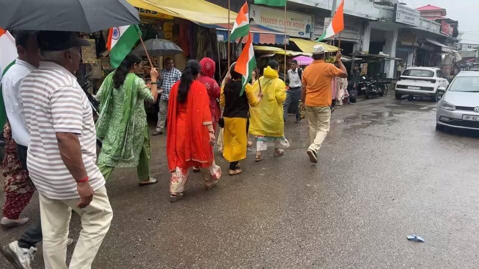 हर घर तिरंगा के तहत आज जोगिंद्रनगर में भाजपा कार्यकर्ताओं द्वारा निकाली गई तिरंगा 🇮🇳 यात्रा।
#nonfollowersfriends #jogindernagar_mandi_himachal #facebookreelsviral #HarGharTiranga #BJPGovernmentIndian National Congress - Himachal PradeshBJP Himachal PradeshIndian National CongressPunjab Kesari / HimachalPrakash Rana MLABharatiya Janata Party (BJP)@