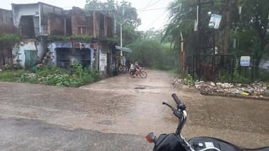 🌀 गंगापुर सिटी में झमाझम बारिश 💦
राजस्थान में मौसम का ताजा अलर्ट!
जयपुर समेत 10 जिलों में ऑरेंज अलर्ट, अगले 3 घंटे भारी! 🌧️
मौसम विभाग के अनुसार जयपुर, टोंक, दौसा, सवाई माधोपुर, करौली, अजमेर, नागौर, डीडवाना-कुचामन में हल्की से मध्यम बारिश के साथ 40-50 किमी/घंटे की रफ्तार से तेज हवाएं चलने की संभावना है।
इन जिलों में येलो अलर्ट: श्रीगंगानगर, हनुमानगढ़, चूरू, झुंझुनूं, सीकर, कोटपूतली-बहरोड़, खैरथल-तिजारा, अलवर, डीग, भरतपुर, धौलपुर, बूंदी, कोटा, बारां, भीलवाड़ा, ब्यावर, प्रतापगढ़, बांसवाड़ा, डूंगरपुर, सलूंबर, उदयपुर, राजसमंद, पाली, चित्तौड़गढ़ और झालावाड़। मौसम विभाग का अलर्ट अगले 3 घंटे तक मान्य है।
#RajasthanWeather #WeatherAlert #JaipurNews #RainAlert #jagattaknews