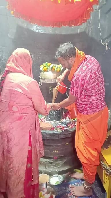 14 दिनों का कठिन तप और अटूट श्रद्धा! 🚩 हरिद्वार से बजौरा पहुँचे विनोद कुमार।
कुल्लू जिला के भुंतर निवासी श्री विनोद कुमार जी ने हरिद्वार से बजौरा तक की कठिन कांवड़ यात्रा पूरे 14 दिनों में सफलतापूर्वक पूर्ण की।
पैरों के छाले और थकावट भी उनके भोलेनाथ के प्रति अटूट विश्वास को नहीं डिगा सकी! बजौरा पहुँचने पर भव्य धार्मिक माहौल में उनका स्वागत हुआ। आज दोपहर 3:30 बजे बजौरा शिव मंदिर में जलाभिषेक किया जाएगा।
पूरा शिव मंदिर इस वक्त भजन-कीर्तन और 'हर-हर महादेव' के जयकारों से गुंजायम है। आइए इस पावन अवसर का हिस्सा बनें! 🙏✨
#KulluDiaries #Bhuntar #BajauraShivTemple #MahaDev #KanwarYatra #harharmahadevchallenge