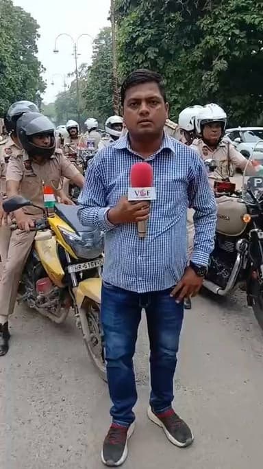 तिरंगा थाम सड़क पर उतरी खाकी…
तिरंगे के रंग में रंगा फरीदाबाद, भव्य बाइक यात्रा में गूंजे देशभक्ति के नारे
बीके चौक से शुरू होकर अटल ऑडिटोरियम पर संपन्न हुई यात्रा, पुलिसकर्मियों के साथ युवाओं और सामाजिक संगठनों ने लिया हिस्सा
स्वतंत्रता दिवस-2026 के उपलक्ष्य में ‘हर घर तिरंगा’ अभियान के तहत मंगलवार को फरीदाबाद में भव्य तिरंगा बाइक यात्रा निकाली गई। जिला प्रशासन और पुलिस विभाग द्वारा आयोजित यह यात्रा एनआईटी स्थित बीके चौक से शुरू होकर शहर के प्रमुख मार्गों से गुजरते हुए बल्लभगढ़ स्थित अटल ऑडिटोरियम पर संपन्न हुई।
यात्रा में पुलिस विभाग के एनआईटी, सेंट्रल और बल्लभगढ़ जोन के अधिकारियों एवं पुलिसकर्मियों के साथ बड़ी संख्या में युवाओं, सामाजिक संगठनों और आम नागरिकों ने उत्साहपूर्वक भाग लिया। हाथों में तिरंगा थामे प्रतिभागियों ने ‘भारत माता की जय’ और ‘वंदे मातरम्’ के नारों से पूरे शहर को देशभक्ति के रंग में रंग दिया। यात्रा के माध्यम से राष्ट्रीय एकता, अखंडता और तिरंगे के सम्मान का संदेश दिया गया।
शहर के प्रमुख मार्गों से गुजरी यात्रा
एनआईटी जोन में यात्रा बीके चौक से शुरू होकर केएल मेहता महिला कॉलेज, पुलिस उपायुक्त एनआईटी कार्यालय, 4-5 चौक, भगत सिंह गोल चक्कर, नीलम चौक, नीलम रेलवे पुल और अजरौंदा चौक से होते हुए सेंट्रल जोन में पहुंची।
इसके बाद यात्रा एस्कॉर्ट्स मोड़, सेक्टर-15ए, उपायुक्त निवास, सनफ्लैग अस्पताल, सेक्टर-15 मार्केट, खेल परिसर और सेक्टर-9/12 डिवाइडिंग रोड से गुजरते हुए बल्लभगढ़ जोन में दाखिल हुई।
बल्लभगढ़ क्षेत्र में तिरंगा यात्रा अदालत परिसर, सेक्टर-10/11 डिवाइडिंग रोड, अश्विनी अस्पताल टी-पॉइंट, सेक्टर-7/10 मार्केट, पुलिस चौकी सेक्टर-8, नाहर सिंह पैलेस, जाट भवन, तिगांव टी-पॉइंट और अंबेडकर चौक से होकर अटल ऑडिटोरियम पहुंची, जहां इसका समापन हुआ।
सुरक्षा और यातायात के रहे विशेष इंतजाम
तिरंगा बाइक यात्रा के दौरान सुरक्षा और यातायात व्यवस्था को सुचारू बनाए रखने के लिए पुलिस द्वारा पूरे मार्ग पर विशेष प्रबंध किए गए थे। विभिन्न स्थानों पर पुलिसकर्मी तैनात रहे और यातायात को नियंत्रित किया गया।
जिला प्रशासन एवं पुलिस विभाग ने नागरिकों से ‘हर घर तिरंगा’ अभियान में सक्रिय भागीदारी करने और अपने घरों पर सम्मानपूर्वक राष्ट्रीय ध्वज फहराने की अपील की। अधिकारियों ने कहा कि इस प्रकार के आयोजन लोगों, विशेषकर युवाओं में देशभक्ति और राष्ट्रीय एकता की भावना को मजबूत करते हैं।
#TirangaYatra
#HarGharTiranga
#VandeMataram
#FaridabadPolice
#PoliceBikeRally
#BKChowk
#NITFaridabad
#Ballabgarh
#Badkhal
#Faridabad
#VoiceOfFaridabad
#voiceoffreedom