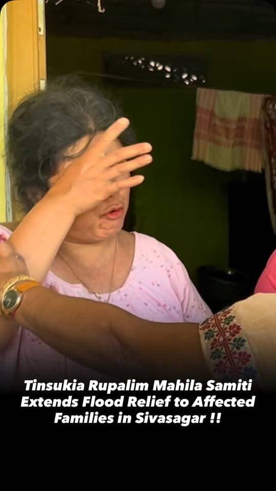 #Watch|The devastating floods in Upper Assam have caused extensive damage across Sivasagar, Jorhat and Charaideo districts, severely affecting people’s lives and livestock.
On Sunday, the Tinsukia District and Anchalik Rupalim Mahila Samiti, as part of its relief initiative, reached out to flood-affected families in Betbari, Da Gaon, Mohanchuk, Da Nimaigaon, Nimaijan and several other areas of Sivasagar district.
The members of the organisation distributed flood relief materials along with financial assistance, extending support to families struggling in the aftermath of the devastating floods.
Witnessing the hardships and suffering of the affected people, several members of the committee became emotional. Popular Assamese YouTuber Parama Gogoi also welcomed and appreciated the commendable humanitarian initiative undertaken by Rupalim Mahila Samiti.
During this difficult time, the organisation appealed to the government, administration and the people of Assam to come forward and extend every possible support to flood-affected families.
A gesture of compassion and solidarity when Assam needs it the most.
#AssamFloods #Sivasagar #FloodRelief #AssamFlood FloodVictims RupalimMahilaSamiti Tinsukia UpperAssam FloodReliefWork AssamNews Humanity SivasagarNews TinsukiaTalk24x7