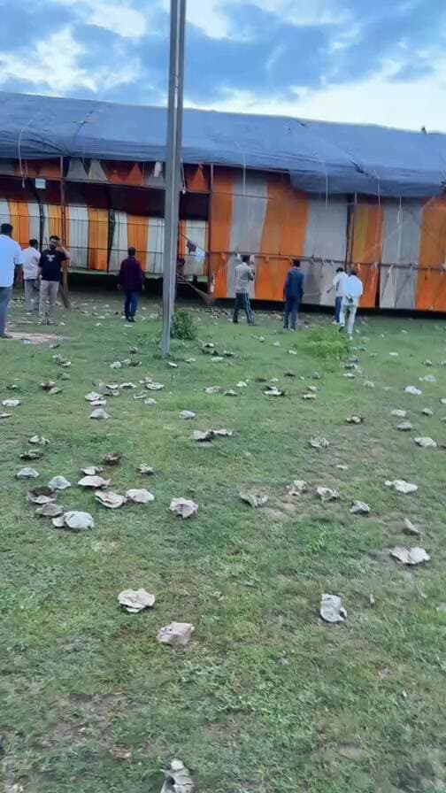 कांवड़ यात्रा के बाद सेवा का संकल्प 🙏🚩
बुंदेलखंड की विशाल कांवड़ यात्रा के बाद हटवाहा में जहां हजारों कांवड़ियों और श्रद्धालुओं के रुकने की व्यवस्था की गई थी, वहां रामानंद सेवा समिति की पूरी टीम सफाई में जुटी है।
यात्रा के दौरान हुई गंदगी को साफ कर परिसर को फिर से स्वच्छ किया जा रहा है।
सेवा भी, संस्कार भी… यही है बुंदेलखंड की पहचान। 🚩🙏
#BundelkhandiKawadYatra #Chhatarpur #Hatwaha #SafaiAbhiyan #Seva #RamandandSevaSamiti
