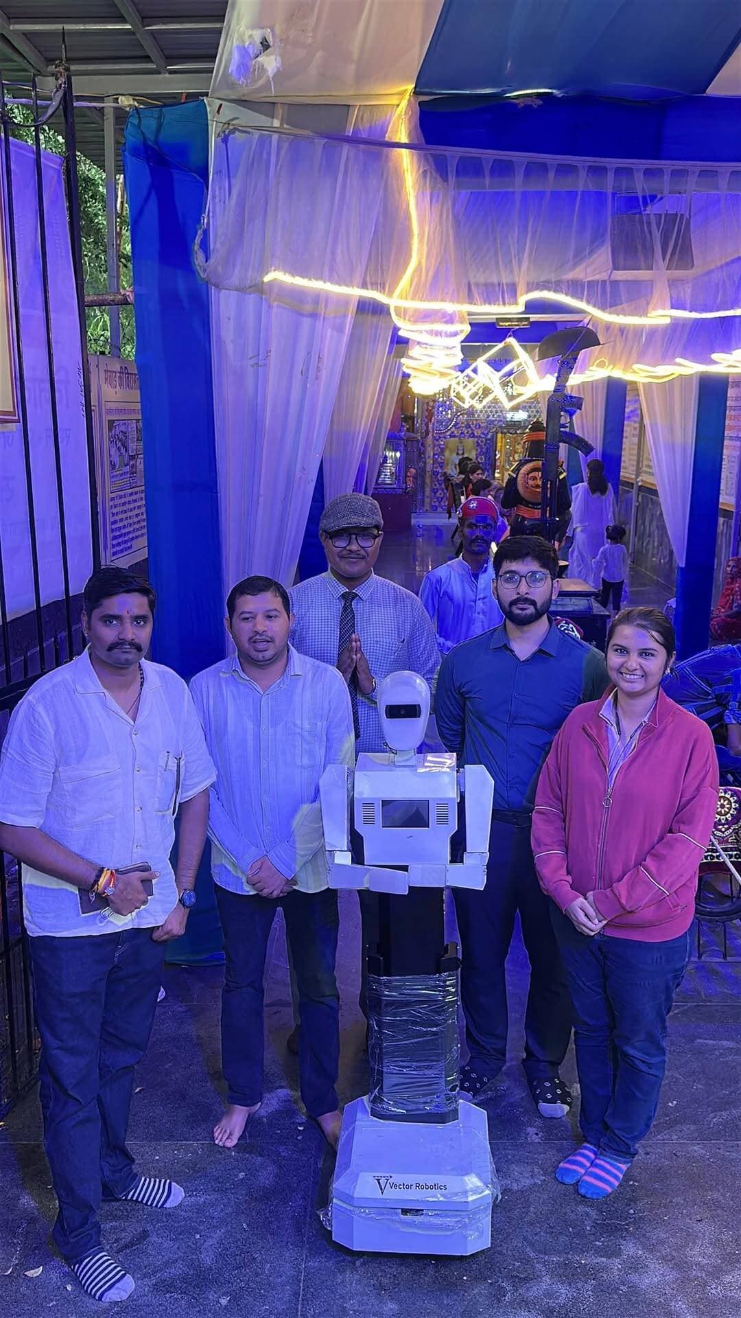 उदयपुर में परंपरा और विज्ञान का अनूठा संगम: पुष्य नक्षत्र में उदय रोबोट का शुभारंभ
उदयपुर : झीलों की नगरी उदयपुर में प्राचीन सांस्कृतिक विरासत और आधुनिक तकनीक का एक अभूतपूर्व संगम देखने को मिला, जहाँ पुष्य नक्षत्र के शुभ मुहूर्त में शहर की पहली एडवांस रोबोट उदय (उदयपुर डिजिटल आर्टिफिशल इंटलीजेंस) का भव्य उद्घाटन किया गया। मंदिर की गूँजती घंटियों के बीच नीलकंठ महादेव में संपन्न हुआ। यह आयोजन केवल एक तकनीकी शुरुआत नहीं था, बल्कि भारतीय अध्यात्म और वैज्ञानिक दृष्टिकोण के संतुलित मिलन का एक ऐतिहासिक क्षण बना। स्मार्ट माइंड लैब के संचालक ने इस अवसर पर कहा कि वैज्ञानिक स्वभाव और भारतीय अध्यात्म एक ही नदी के दो किनारे हैं तथा उदयपुर की वीर भूमि पर आईटी, रोबोटिक्स और आर्टिफिशियल इंटेलिजेंस की नई नींव रखी जा रही है।
उदय शब्द उदयपुर की आत्मा और भविष्य की तकनीक को आपस में जोड़ता है। इसमें यू का अर्थ उदयपुर की सांस्कृतिक नींव और क्षेत्रीय गर्व है, डी का तात्पर्य डिजिटल परिवर्तन और मीडिया नवाचार की भाषा से है, ए का अर्थ आर्टिफिशियल यानी उन्नत मशीन इंटेलिजेंस है, और आई का तात्पर्य इंटेलिजेंस यानी रणनीतिक समस्या-समाधान से है। यह पहल दर्शाती है कि उदयपुर के ऐतिहासिक महल केवल अतीत का हिस्सा नहीं बल्कि नवाचार के केंद्र बन सकते हैं और यहाँ की झीलें भविष्य में डेटा की झीलों के रूप में भी पहचानी जा सकती हैं।
आयोजन के दौरान संस्थान के प्रमुख प्रतिनिधियों ने अपने विचार साझा किए। परीक्षित सिंह राठौड़ ने कहा कि उदयपुर की सांस्कृतिक जड़ों को मजबूत रखते हुए डिजिटल आकाश को छूना ही असली प्रगति है। इंजीनियर आशीष गुप्ता ने तकनीकी पहलुओं पर प्रकाश डालते हुए बताया कि एआई और रोबोटिक्स स्थानीय समस्याओं और पर्यटन प्रबंधन के व्यावहारिक समाधान हैं। वहीं मनीष कोठारी ने युवाओं और बच्चों को रोबोटिक्स से जोड़ने पर जोर देते हुए उदयपुर को एक स्मार्ट हृदय वाली सिटी बनाने का संकल्प व्यक्त किया। विपुल वैष्णव ने आध्यात्मिक दृष्टिकोण से यह बात रेखांकित की कि जब तकनीक जनसेवा का रूप लेती है, तो वह पूजा बन जाती है।
यह आयोजन भारतीय संविधान के अनुच्छेद 51 में निहित नागरिकों के उस संवैधानिक कर्तव्य को भी जीवंत करता है, जो वैज्ञानिक दृष्टिकोण, तर्क और सुधार की भावना को अपनाने का संदेश देता है। यह शुरुआत लेक सिटी के लिए संभावनाओं के नए द्वार खोलती है, जहाँ भविष्य में एआई-आधारित गाइड पर्यटकों को इतिहास से रूबरू कराएंगे और रियल-टाइम जानकारी देंगे। पुष्य नक्षत्र के शुभ अवसर पर शुरू हुई यह यात्रा उदयपुर को न केवल एक पर्यटन केंद्र बल्कि तकनीक और नवाचार के वैश्विक नक्शे पर एक नई पहचान दिलाएगी।