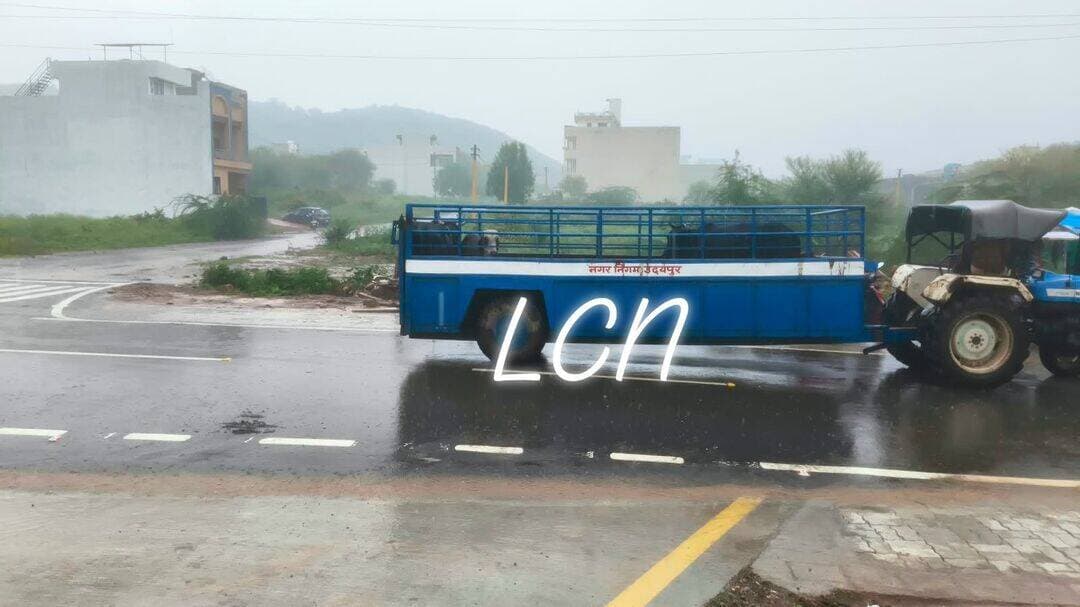 खुद बारिश से बचने के लिए छत के नीचे खड़े रहे निगमकर्मी, गाय को सड़क पर छोड़ दिया!
उदयपुर में इंसानियत पर सवाल खड़ा करता एक नजारा सामने आया।
आज उदयपुर में कभी धीमी तो कभी तेज बारिश हो रही थी। इसी दौरान नगर निगम के कर्मचारियों का एक ऐसा दृश्य सामने आया, जिसने संवेदनशीलता पर सवाल खड़े कर दिए।
बारिश से बचने के लिए निगम कर्मचारी खुद चाय की टपरी के नीचे आश्रय लेते नजर आए, लेकिन उनकी गाड़ी में मौजूद गाय को खुले आसमान के नीचे सड़क पर ही खड़ा छोड़ दिया गया।
गाय लगातार बारिश में भीगती रही, जबकि कर्मचारी खुद बारिश से बचने का इंतजाम कर चुके थे।
सबसे बड़ा सवाल यह है कि जब इंसान को बारिश से बचने के लिए आश्रय की जरूरत महसूस हुई, तो उसी गाड़ी में मौजूद गौ माता के लिए संवेदना क्यों नहीं जागी?
बताया जा रहा है कि घटनास्थल से कुछ ही दूरी पर कांजी हाउस भी मौजूद था। ऐसे में गाय को वहां सुरक्षित पहुंचाया जा सकता था।
क्या नगर निगम के जिम्मेदार कर्मचारियों की संवेदनशीलता इतनी खत्म हो गई कि खुद के लिए छत नजर आई, लेकिन एक बेजुबान के लिए नहीं?
यह किसी एक कर्मचारी को कटघरे में खड़ा करने का सवाल नहीं, बल्कि नगर निगम की पशु-कल्याण व्यवस्था और जिम्मेदारी पर गंभीर सवाल है।
👉 उदयपुर नगर निगम को इस मामले का संज्ञान लेकर जवाब देना चाहिए और सुनिश्चित करना चाहिए कि भविष्य में किसी भी बेजुबान पशु को इस तरह बारिश में खुले में न छोड़ा जाए।
सवाल सिर्फ गाय का नहीं… सवाल हमारी इंसानियत का है।
<nis:link nis:type=tag nis:id=udaipur nis:value=Udaipur nis:enabled=true nis:link/> <nis:link nis:type=tag nis:id=udaipurnews nis:value=UdaipurNews nis:enabled=true nis:link/> <nis:link nis:type=tag nis:id=nagarnigam nis:value=NagarNigam nis:enabled=true nis:link/> <nis:link nis:type=tag nis:id=gaumata nis:value=GauMata nis:enabled=true nis:link/> <nis:link nis:type=tag nis:id=animalwelfare nis:value=AnimalWelfare nis:enabled=true nis:link/> <nis:link nis:type=tag nis:id=lakecitynews nis:value=LakeCityNews nis:enabled=true nis:link/> <nis:link nis:type=tag nis:id=rajasthannews nis:value=RajasthanNews nis:enabled=true nis:link/>