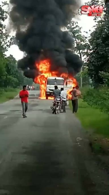🔥 ସବଡେଗା ନିକଟ ରଣପୁର ରାସ୍ତାରେ ହୁତୁହୁତୁ ହୋଇ ଜଳିଗଲା ପାଇପ୍ ବୋଝେଇ ଟ୍ରକ୍!
ସୁନ୍ଦରଗଡ଼: ସୁନ୍ଦରଗଡ଼ ଜିଲ୍ଲା ସବଡେଗା ନିକଟ ରଣପୁର ରାସ୍ତାରେ ଏକ ପାଇପ୍ ବୋଝେଇ ଟ୍ରକ୍ରେ ହଠାତ୍ ଅଗ୍ନିକାଣ୍ଡ ଘଟିଛି। ଦେଖୁ ଦେଖୁ ଟ୍ରକ୍ଟି ହୁତୁହୁତୁ ହୋଇ ଜଳିଯାଇଥିଲା।
ଅଗ୍ନିକାଣ୍ଡ ସମୟରେ ଟ୍ରକ୍ର ଚାଳକ ଅଳ୍ପକେ ମୃତ୍ୟୁମୁଖରୁ ବର୍ତ୍ତିଯାଇଥିବା ଜଣାପଡ଼ିଛି। ଘଟଣା ପରେ ରାସ୍ତାରେ ଭୟର ବାତାବରଣ ସୃଷ୍ଟି ହୋଇଛି।
ଅଗ୍ନିକାଣ୍ଡର ପ୍ରକୃତ କାରଣ ଏବଂ କ୍ଷୟକ୍ଷତି ସମ୍ପର୍କରେ ସ୍ପଷ୍ଟ ସୂଚନା ମିଳିନାହିଁ।
#ସୁନ୍ଦରଗଡ଼ #ସବଡେଗା #ରଣପୁର #ଟ୍ରକ୍ରେଅଗ୍ନିକାଣ୍ଡ #TruckFire #BreakingNews #SundargarhNews #OdishaNews #FireAccident