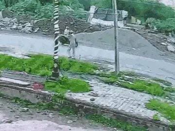 रेवाड़ी में गाय की टक्कर से रिटायर्ड कैप्टन की मौत-:भिड़ते हुए 2 गाय स्कूटी के ऊपर चढ़ी; पार्षद के भाई ने भी जान गंवाई,नगर परिषद का 2 हजार गोवंश पकड़ने का दावा,करीब 37 लाख रुपए खर्च करने के बाद भी सड़क से बाजार और गलियों से चौक चौरोहो तक हर जगह गोवंश के झुंड देखे जा सकते हैं
रेवाड़ी के सेक्टर-4 में गाय की चपेट में आने से रिटायर्ड कैप्टन की मौत हो गई। रिटायर्ड कैप्टन बाजार से सब्जी लेने के बाद स्कूटी से घर लौट रहे थे। इसी दौरान रास्ते में गाय ने उसे टक्कर मार दी।
वहीं, आज सुबह गाय के हमले में पार्षद के भाई की भी मौत हो गई। वो सुबह सैर के लिए घर से निकले थे।
सब्जी लेकर घर लौटते समय हादसा
रिटायर्ड कैप्टन जगराम यादव की पत्नी नायराणी देवी ने बताया कि वह अपने पति और पोते के साथ सेक्टर-4 में रह रहे है। 5 अगस्त की शाम मेरे पति रिटायर कैप्टन जगराम यादव (80) स्कूटी पर सब्जी लेने गए थे। सब्जी लेकर वापस आते समय धक्का बस्ती में एक गाय ने स्कूटी को टक्कर मार दी।
उन्होंने बताया कि उनके एक बेटे की कुछ साल पहले मौत हो गई थी। पोता अब हमारे पास रह रहा है। दूसरा बेटा बाहर काम करता है और परिवार के साथ बाहर रहता है।
गाय के हमले में पार्षद के भाई की भी मौत
रेवाड़ी में मंगलवार को माता चौक के पास गाय के हमले से बुजुर्ग दुकानदार की मौत हो गई। माता चौक निवासी प्रताप सिंह यादव (75) सुबह सैर के लिए घुमने जा रहे थे। इसी दौरान माता चौक के पास गाय ने हमला कर दिया। आसपास के लोगों ने हमले से बचाकर ट्रॉमा सेंटर पहुंचाया। जहां डॉक्टरों ने मृत घोषित कर दिया।
नगर पार्षद निहाल सिंह प्रताप सिंह के चचेरे भाई हैं।
