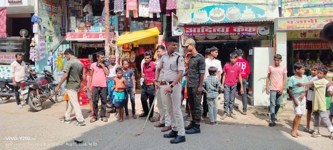 सिंहवाड़ा थाना क्षेत्र के नगर पंचायत भरवाड़ा भगवती चौक के पास मंगलवार दोपहर लगभग 2:30 बजे एक सड़क हादसे में बाइक सवार मजदूर की मौत हो गई। ईंट से लदे ट्रैक्टर और बाइक की आमने-सामने की टक्कर में बाइक सवार गंभीर रूप से घायल हो गया था, जिसकी इलाज के दौरान मृत्यु हो गई। हादसे के बाद ट्रैक्टर चालक मौके से फरार हो गया। यह घटना जाले अतरबेल पथ पर भरवाड़ा भगवती चौक के नजदीक हुई।
पुलिस से मिली जानकारी के अनुसार, ईंट लदा ट्रैक्टर (संख्या BR07GB0647) जाले की ओर से सिंहवाड़ा की तरफ आ रहा था। इसी दौरान, सिंहवाड़ा की ओर से जाले जा रहे बाइक (BR07BP2299) सवार अमरनाथ कुमार (45 वर्ष, पिता रामचंद्र दास, निवासी निस्ता, थाना सिंहवाड़ा) की ट्रैक्टर से जोरदार टक्कर हो गई। टक्कर लगते ही अमरनाथ सड़क पर गिरकर गंभीर रूप से घायल हो गए। ट्रैक्टर चालक वाहन छोड़कर मौके से फरार हो गया।
स्थानीय लोगों ने घायल अमरनाथ को सिंहवाड़ा सामुदायिक स्वास्थ्य केंद्र (सीएचसी) पहुंचाया।
सीएचसी प्रभारी डॉ. प्रेमचंद प्रसाद ने बताया कि मरीज की हालत शुरू से ही गंभीर थी। प्राथमिक उपचार के बाद उन्हें बेहतर इलाज के लिए डीएमसीएच दरभंगा रेफर किया गया। परिजनों के अनुसार, डीएमसीएच से भी रेफर किए जाने के बाद उन्हें एक निजी अस्पताल में भर्ती कराया गया, जहां इलाज के दौरान उनकी मौत हो गई।
मृतक की पत्नी ने बताया कि उनके पति भवन निर्माण में सेंटरिंग का काम करते थे और काम खत्म कर घर लौट रहे थे, तभी भरवाड़ा में यह हादसा हो गया। भरवाड़ा निवासी पूर्व पंचायत समिति सदस्य छेदी यादव ने बताया, "अमरनाथ मजदूर था। मैं इलाज के लिए उनके साथ गया था, लेकिन उन्हें बचाया नहीं जा सका।" एक अन्य स्थानीय निवासी रौशन साह ने भी घायल को पहले सिंहवाड़ा, फिर दरभंगा ले जाने और इलाज के दौरान मौत होने की पुष्टि की।
थाना प्रभारी बसंत कुमार ने बताया, "सड़क दुर्घटना की जानकारी मिली है। फरार ट्रैक्टर चालक की पहचान की जा रही है। परिजनों का आवेदन मिलते ही एफआईआर दर्ज कर आगे की कानूनी कार्रवाई की जाएगी।"