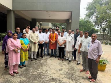 13 अगस्त को रेवाड़ी पहुंचेंगे दुष्यंत चौटाला, ‘चाय पर चर्चा’ के जरिए करेंगे जनसंपर्क
रेवाड़ी समाचार पंकज कुमार।
जननायक जनता पार्टी (जेजेपी) के वरिष्ठ नेता एवं पूर्व उपमुख्यमंत्री दुष्यंत चौटाला 13 अगस्त को रेवाड़ी जिले के दौरे पर रहेंगे। उनके दौरे को लेकर मंगलवार को बावल रेस्ट हाउस में जेजेपी जिला इकाई की महत्वपूर्ण बैठक आयोजित की गई। बैठक में दुष्यंत चौटाला के विभिन्न सामाजिक एवं राजनीतिक कार्यक्रमों की तैयारियों को लेकर विस्तृत रूपरेखा तैयार की गई। बैठक की अध्यक्षता पार्टी के प्रदेश वरिष्ठ उपाध्यक्ष अभिमन्यु राव ने की।
दुष्यंत चौटाला अपने दौरे के दौरान जिले में कई कार्यक्रमों में शामिल होंगे। नैचाना में जोखी चौहान के माता-पिता की प्रतिमा अनावरण कार्यक्रम में शिरकत करने के बाद वे विभिन्न गांवों में आयोजित ‘चाय पर चर्चा’ और जनसंपर्क कार्यक्रमों के माध्यम से कार्यकर्ताओं और स्थानीय लोगों से रूबरू होंगे।
निर्धारित कार्यक्रम के अनुसार दुष्यंत चौटाला हरचंदपुर में भीम पत्रकार के घर, साबन में एडवोकेट स्वयंवर के भाई के निधन पर शोक व्यक्त करने, शेखपुर में महेंद्र कोच के निवास, बिदावास में जनसभा एवं भरत नंबरदार के चाय कार्यक्रम, साल्हावास में आजाद पटेल द्वारा आयोजित लंच कार्यक्रम तथा गोल्डन विला में सोनू जांगिड़ के चाय कार्यक्रम सहित कई कार्यक्रमों में शामिल होंगे।
बैठक में पार्टी पदाधिकारियों ने कार्यक्रमों की व्यवस्थाओं, कार्यकर्ताओं की जिम्मेदारियों और अधिक से अधिक लोगों की भागीदारी सुनिश्चित करने को लेकर चर्चा की। जेजेपी नेताओं ने कहा कि दुष्यंत चौटाला के रेवाड़ी दौरे को लेकर कार्यकर्ताओं में खासा उत्साह है और सभी कार्यक्रमों को सफल बनाने के लिए कार्यकर्ता पूरी जिम्मेदारी के साथ जुटेंगे।
बैठक में उपेंद्र महलावत, लविंद्र यादव, चौधरी देवी राम, राजबीर तिहाड़ा, भरत नंबरदार, एडवोकेट सत्येंद्र झाबुआ, ज्योति सांगवान, आजाद पटेल, जगदीश प्राणपुरा, राजू चौधरी, भूपेंद्र शेखपुर, झम्मन सिंह, सुमन शर्मा, कमलेश डाबला, महेंद्र शेखपुर, भीम पत्रकार, सरजीत टिकला और कमल शर्मा मंगलेश्वर सहित अनेक पार्टी पदाधिकारी एवं कार्यकर्ता मौजूद रहे।
#दुष्यंत_चौटाला #दुष्यंत_चौटाला_रेवाड़ी #रेवाड़ी #जेजेपी #जननायक_जनता_पार्टी #चाय_पर_चर्चा #रेवाड़ी_न्यूज़ #हरियाणा_राजनीति #हरियाणा_न्यूज़ #राजनीतिक_कार्यक्रम #जनसंपर्क #जेजेपी_रेवाड़ी