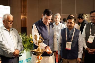 ग्रेटर नोएडा में इंडिया बायो एनर्जी एंड टेक एक्सपो (IBET एक्सपो 2026) का भव्य शुभारंभ
*कचरे को समस्या नहीं, ऊर्जा, रोजगार और आर्थिक विकास के अवसर में बदलने की जरूरत*
*पीएम सूर्य घर, CBG उत्पादन और रिकॉर्ड विद्युत आपूर्ति में उत्तर प्रदेश देश में प्रथम*
*निवेशकों को ऊर्जा मंत्री का आमंत्रण—यूपी आइए, कहीं भी प्लांट लगाइए*
*बायोएनर्जी के क्षेत्र में उत्तर प्रदेश की अपार संभावनाएं, किसानों की आय और ग्रामीण रोजगार को मिलेगा बढ़ावा: श्री ए के शर्मा*
उत्तर प्रदेश में स्वच्छ ऊर्जा, बायोएनर्जी, निवेश और नवाचार को नई गति देने वाले इंडिया बायोएनर्जी & टेक एक्सपो (IBET Expo)-2026 का आज ग्रेटर नोएडा स्थित इंडिया एक्सपो सेंटर एंड मार्ट में भव्य शुभारंभ हुआ। उत्तर प्रदेश के नगर विकास एवं ऊर्जा मंत्री श्री ए.के. शर्मा ने इस अवसर पर देश-विदेश से आए विशेषज्ञों, उद्योग प्रतिनिधियों, निवेशकों एवं प्रतिभागियों को संबोधित करते हुए उत्तर प्रदेश को बायोएनर्जी के क्षेत्र में देश का सबसे अग्रणी राज्य बताया।
अपने संबोधन में नगर विकास एवं ऊर्जा मा0 मंत्री श्री ए.के. शर्मा ने कहा कि आज उत्तर प्रदेश कई महत्वपूर्ण क्षेत्रों में देश में अग्रणी स्थान पर है। उन्होंने कहा कि पीएम सूर्य घर योजना में उत्तर प्रदेश प्रथम स्थान पर है, CBG प्रोडक्शन में भी प्रदेश प्रथम स्थान पर है और रिकॉर्ड विद्युत आपूर्ति के क्षेत्र में भी उत्तर प्रदेश देश में प्रथम स्थान पर है। इतना ही नहीं उत्तर प्रदेश आज पीसफुल स्टेट के रूप में प्रथम स्थान पर है और बिजनेस फ्रेंडली स्टेट के रूप में भी सबसे ऊपर है।
मा0 ऊर्जा मंत्री ने देश-विदेश के सभी निवेशकों और स्टेकहोल्डर्स का उत्तर प्रदेश में निवेश के लिए आह्वान करते हुए कहा कि ‘‘आप आइए और उत्तर प्रदेश में कहीं भी अपने प्लांट लगाइए। उन्होंने कहा कि मुख्यमंत्री श्री योगी आदित्यनाथ जी के नेतृत्व में प्रदेश में कानून-व्यवस्था के क्षेत्र में महत्वपूर्ण बदलाव आया है। सुरक्षित, शांतिपूर्ण और निवेश के अनुकूल वातावरण के कारण उत्तर प्रदेश देश और दुनिया के निवेशकों के लिए एक भरोसेमंद डेस्टिनेशन बनकर उभरा है।
मा0 ऊर्जा मंत्री ने कहा कि उत्तर प्रदेश में बायोएनर्जी के क्षेत्र में अपार संभावनाएं हैं। प्रदेश की कृषि अर्थव्यवस्था, गन्ना उत्पादन, कृषि अवशेष, जैविक अपशिष्ट और नगरीय ठोस कचरा बायोएनर्जी उत्पादन के लिए पर्याप्त संसाधन उपलब्ध कराते हैं। इन संसाधनों का वैज्ञानिक एवं तकनीकी उपयोग कर प्रदेश स्वच्छ ऊर्जा के साथ-साथ किसानों, युवाओं और उद्योगों के लिए नए अवसर सृजित कर सकता है। उन्होंने कहा कि प्रधानमंत्री श्री नरेंद्र मोदी जी के मार्गदर्शन और मुख्यमंत्री श्री योगी आदित्यनाथ जी के नेतृत्व में उत्तर प्रदेश स्वच्छ, हरित और सतत ऊर्जा के क्षेत्र में तेजी से आगे बढ़ रहा है। सरकार का प्रयास है कि प्रदेश में नई ऊर्जा तकनीकों को प्रोत्साहन मिले, बड़े पैमाने पर निवेश आए, रोजगार के नए अवसर पैदा हों और पर्यावरण संरक्षण के साथ आर्थिक विकास को गति मिले।
मा0 ऊर्जा मंत्री ने कहा कि आज आवश्यकता इस बात की है कि कचरे को समस्या के रूप में नहीं, बल्कि ऊर्जा, रोजगार और आर्थिक विकास के अवसर के रूप में देखा जाए। CBG, बायोगैस, बायोमास और वेस्ट-टू-एनर्जी जैसी तकनीकें न केवल स्वच्छ ऊर्जा उपलब्ध करा सकती हैं, बल्कि कचरा प्रबंधन और सर्कुलर इकोनॉमी को भी मजबूती प्रदान कर सकती हैं।उन्होंने कहा कि बायोएनर्जी के क्षेत्र में निवेश से ग्रामीण अर्थव्यवस्था को मजबूती मिलेगी और किसानों के कृषि अवशेषों का बेहतर उपयोग सुनिश्चित होगा। इससे किसानों की अतिरिक्त आय, स्थानीय स्तर पर रोजगार और प्रदेश की ऊर्जा आत्मनिर्भरता को बढ़ावा मिलेगा।
मा0 ऊर्जा मंत्री ने कहा कि IBET Expo जैसे अन्तर्राष्ट्रीय आयोजन उत्तर प्रदेश को वैश्विक निवेशकों और तकनीकी विशेषज्ञों के सामने अपनी संभावनाओं को प्रस्तुत करने का महत्वपूर्ण अवसर प्रदान करते हैं। प्रदेश सरकार निवेश, तकनीक, नवाचार और उद्योगों के अनुकूल वातावरण तैयार करने के लिए निरंतर कार्य कर रही है। उन्होंने कहा कि उत्तर प्रदेश का लक्ष्य केवल ऊर्जा उत्पादन बढ़ाना ही नहीं, बल्कि नई ऊर्जा तकनीक, निवेश और नवाचार के क्षेत्र में देश का अग्रणी राज्य बनना है। बायोएनर्जी के क्षेत्र में आने वाले निवेश से प्रदेश के ग्रामीण एवं शहरी दोनों क्षेत्रों में आर्थिक गतिविधियों को नई गति मिलेगी।
इस अवसर पर उत्तर प्रदेश के माननीय मुख्यमंत्री के सलाहकार अवनीश अवस्थी ने कहा "उत्तर प्रदेश भारत के बायोएनर्जी ट्रांज़िशन में एक प्रमुख शक्ति के रूप में तेज़ी से उभर रहा है। इसके पीछे राज्य के विशाल कृषि संसाधन, बढ़ता CBG इकोसिस्टम और मज़बूत पॉलिसी सपोर्ट है। बायोएनर्जी, कृषि और शहरी कचरे को ऊर्जा में बदलने, ग्रामीण रोज़गार पैदा करने और किसानों की आय बढ़ाने का एक बड़ा अवसर है। उन्होंने आगे कहा, "राज्य CBG और अन्य बायोएनर्जी प्रोजेक्ट्स के लिए एक अनुकूल इकोसिस्टम बनाने के लिए प्रतिबद्ध है, साथ ही इंफ्रास्ट्रक्चर, टेक्नोलॉजी और कुशल मैनपावर से जुड़ी समस्याओं का समाधान भी कर रहा है। हम उत्तर प्रदेश में CBG उपकरण बनाने और 'सेंटर ऑफ़ एक्सीलेंस' स्थापित करने की भी बड़ी संभावना देखते हैं, जिससे हमारे युवाओं के लिए नए अवसर पैदा होंगे। सरकार के मज़बूत समर्थन और इंडस्ट्री की साझेदारी के साथ, उत्तर प्रदेश बायोएनर्जी को अपनी आर्थिक और टिकाऊ विकास का मुख्य आधार बनाने की अच्छी स्थिति में है।"
अपने संबोधन में, उत्तर प्रदेश सरकार के ऊर्जा और ऊर्जा के अतिरिक्त स्रोतों के अतिरिक्त मुख्य सचिव और उत्तर प्रदेश न्यू एंड रिन्यूएबल एनर्जी डेवलपमेंट एजेंसी के चेयरमैन, डॉ. आशीष कुमार गोयल ने कहा, "उत्तर प्रदेश भारत की बायो-एनर्जी राजधानी के रूप में उभरा है; देश के 30% से ज्यादा CBG प्लांट इसी राज्य में हैं और यह देश का दूसरा सबसे बड़ा इथेनॉल उत्पादक राज्य है। हमारी 'वेस्ट टू वेल्थ' (कचरे से कमाई) पहल का मकसद राज्य में मौजूद भारी मात्रा में बायोमास को ऊर्जा, मूल्य और किसानों के लिए टिकाऊ आजीविका में बदलना है। क्षमता-आधारित प्रोत्साहन के ज़रिए जिसमें CBG के लिए प्रति TDP ₹75 लाख और बायो-कोल के लिए प्रति TDP प्रति वर्ष ₹75,000 की पूंजी सहायता शामिल है हम निवेश का एक मज़बूत इकोसिस्टम बना रहे हैं। पाइपलाइन में 84 CBG और 8 बायो-कोल प्लांट के साथ, UP बायो-एनर्जी को बढ़ाने और साथ ही FPO, सहकारी समितियों और किसानों की आय को मज़बूत करने के लिए प्रतिबद्ध है।"
इंडियन फेडरेशन ऑफ ग्रीन एनर्जी के महानिदेशक संजय गंजू ने कहा, "उत्तर प्रदेश में भारत के सबसे महत्वपूर्ण बायो-एनर्जी निवेश स्थलों में से एक के रूप में उभरने के लिए ज़रूरी पैमाना, कृषि आधार और नीतिगत महत्वाकांक्षा मौजूद है। राज्य के प्रचुर बायोमास संसाधन नए उद्योग स्थापित करने के साथ-साथ किसानों के लिए मूल्य सृजन और ग्रामीण अर्थव्यवस्था में रोज़गार पैदा करने का एक बड़ा अवसर प्रदान करते हैं।" उन्होंने आगे कहा, "बायो-एनर्जी विकास के अगले चरण में निवेश, तकनीक, उद्योग और कुशल कार्यबल को एक साथ लाकर व्यावसायिक रूप से व्यवहार्य और टिकाऊ इकोसिस्टम बनाना होगा। IBET 2026 उद्योग और निवेशकों के लिए सरकार के साथ जुड़ने, उत्तर प्रदेश में अवसरों का पता लगाने और एक मज़बूत बायो-एनर्जी अर्थव्यवस्था बनाने में योगदान देने का एक महत्वपूर्ण मंच प्रदान करता है; ऐसी अर्थव्यवस्था जो नौकरियां पैदा करे, किसानों की आय बढ़ाए और भारत की स्वच्छ ऊर्जा महत्वाकांक्षाओं को आगे बढ़ाए।"
कार्यक्रम के दौरान मा0 ऊर्जा मंत्री श्री ए.के. शर्मा ने फीता काटकर 150 से अधिक राष्ट्रीय एवं अन्तर्राष्ट्रीय कंपनियों द्वारा लगाए गए प्रदर्शनी स्टॉलों का शुभारंभ एवं अवलोकन किया। उन्होंने विभिन्न कंपनियों द्वारा प्रदर्शित बायोएनर्जी, स्वच्छ ऊर्जा, नई तकनीक और नवाचार से जुड़े उत्पादों एवं समाधानों की जानकारी ली। इस अवसर पर मंत्री श्री ए.के. शर्मा ने ‘भारत बायो एनर्जी कंपास’ नाम से वेबसाइट का भी शुभारंभ किया। यह पहल बायोएनर्जी क्षेत्र से जुड़े निवेशकों, उद्योगों, विशेषज्ञों और अन्य स्टेकहोल्डर्स को एक मंच पर जानकारी एवं अवसर उपलब्ध कराने की दिशा में महत्वपूर्ण कदम है।
IBET Expo-2026 उत्तर प्रदेश की कृषि शक्ति, जैविक संसाधनों और ऊर्जा संभावनाओं को आधुनिक तकनीक, निवेश और नवाचार से जोड़ने का महत्वपूर्ण मंच बन रहा है। इससे प्रदेश में स्वच्छ ऊर्जा को बढ़ावा देने के साथ किसानों की अतिरिक्त आय, ग्रामीण रोजगार, उद्यमिता और आर्थिक विकास के नए अवसरों को गति मिलने की उम्मीद है।
सौजन्य से सूचना विभाग गौतमबुद्धनगर।