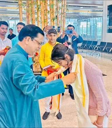 রাজ্যে এলেন সোনার মেয়ে অস্মিতা। বিমানবন্দরের স্বাগত জানালেন ক্রীড়া মন্ত্রী টিংকু রায় নিজে।