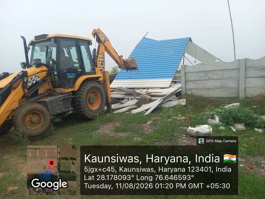 अवैध कॉलोनी में चार एकड़ में बने निर्माण को गिराया
रेवाड़ी। जिला नगर योजनाकार कार्यालय की ओर से मंगलवार को नियंत्रित क्षेत्र और शहरी क्षेत्र में विकसित की जा रही अवैध कॉलोनियों के खिलाफ तोड़फोड़ की कार्रवाई की गई। कोनसीवास में करीब चार एकड़ भूमि पर बिना अनुमति विकसित की जा रही अवैध कॉलोनी में तीन डीपीसी, चार परिक्रमा चारदीवारी, एक निर्माण और कच्चे रास्तों के नेटवर्क को ध्वस्त किया गया।
इसके अलावा बिना अनुमति विकसित किए जा रहे एक अन्य अवैध निर्माण पर भी कार्रवाई की गई। जिला प्रशासन की ओर से नियुक्त ड्यूटी मजिस्ट्रेट की निगरानी में कार्रवाई को अंजाम दिया गया।
जिला नगर योजनाकार नरेंद्र नैन ने आमजन से अपील की है कि नियंत्रित या शहरी क्षेत्र में किसी भी प्रकार का अवैध निर्माण न करें। उन्होंने कहा कि प्लॉट खरीदने से पहले संबंधित कॉलोनी की वैधता के बारे में जिला नगर योजनाकार कार्यालय से जानकारी अवश्य लें, ताकि विभागीय कार्रवाई और आर्थिक नुकसान से बचा जा सके
उन्होंने बताया कि अवैध कॉलोनी काटने वाले प्रॉपर्टी डीलर लोगों को झूठे सब्जबाग दिखाकर खाली जमीन पर प्लॉट बेच देते हैं। बाद में जब वहां अवैध निर्माण शुरू होता है तो प्रशासन की कार्रवाई होती है और प्लॉट खरीदने वाले खुद को ठगा महसूस करते हैं। उन्होंने लोगों से अपील की कि किसी भी अवैध कॉलोनी में प्लॉट न खरीदें। प्लॉट खरीदने से पहले कार्यालय में कार्यदिवस के दौरान कॉलोनी की वैधता की जांच की जा सकती है।