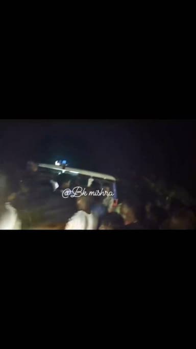 चंदनकियारी। बरमसिया ओपी क्षेत्र के NH-218 स्थित मुक्तरपुर मोड़ पर मंगलवार देर रात तेज रफ्तार ट्रक की चपेट में आने से एक युवक की मौके पर ही मौत हो गई। घटना के बाद इलाके में अफरा-तफरी मच गई।
घटना से आक्रोशित ग्रामीणों ने NH-218 को जाम कर दिया