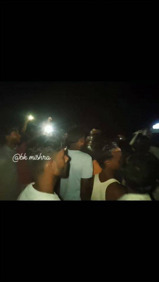 #BREAKING NEWS | #चंदनकियारी*
NH-218 पर ट्रक ने युवक को कुचला, मौके पर मौत; आक्रोशित ग्रामीणों ने किया सड़क जाम
बरमसिया ओपी क्षेत्र के मुक्तरपुर मोड़ की घटना
चंदनकियारी। बरमसिया ओपी क्षेत्र के NH-218 स्थित मुक्तरपुर मोड़ पर मंगलवार देर रात तेज रफ्तार ट्रक की चपेट में आने से एक युवक की मौके पर ही मौत हो गई। घटना के बाद इलाके में अफरा-तफरी मच गई।
घटना से आक्रोशित ग्रामीणों ने NH-218 को जाम कर दिया और सड़क पर बैठकर मुआवजे तथा तेज रफ्तार वाहनों पर लगाम लगाने की मांग कर रहे हैं।
सूचना मिलते ही बरमसिया ओपी पुलिस मौके पर पहुंची। स्थिति को देखते हुए चंदनकियारी थाना, भोजुडीह ओपी और आमलाबाद ओपी की पुलिस भी मौके पर पहुंच गई है। पुलिस द्वारा आक्रोशित ग्रामीणों को समझाने-बुझाने का प्रयास किया जा रहा है।
वहीं ग्रामीण अपनी मांगों पर अड़े हुए हैं। ग्रामीणों का कहना है कि NH-218 पर तेज रफ्तार वाहनों पर नियंत्रण लगाया जाए और मृतक के परिजनों को उचित मुआवजा दिया जाई
फिलहाल सड़क जाम के कारण NH-218 पर वाहनों की आवाजाही प्रभावित है। पुलिस और ग्रामीणों के बीच बातचीत जारी है। #News11 DC Bokaro SP Bokaro