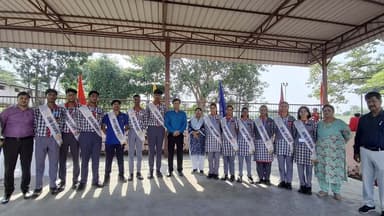 PM श्री केंद्रीय विद्यालय नंबर-1 में भव्य पद-ग्रहण समारोह, नई स्टूडेंट काउंसिल ने ली जिम्मेदारी
धनबाद: PM श्री केंद्रीय विद्यालय नंबर-1, बिनोद नगर, धनबाद में बुधवार को भव्य पद-ग्रहण समारोह (Investiture Ceremony) का आयोजन किया गया। समारोह में नवनिर्वाचित स्टूडेंट काउंसिल के सदस्यों को औपचारिक रूप से उनके पदों की जिम्मेदारी सौंपी गई। छात्र नेताओं ने ईमानदारी, अनुशासन और जिम्मेदारी के साथ विद्यालय का नेतृत्व करने की शपथ ली।
नई स्टूडेंट काउंसिल में स्कूल कैप्टन, वाइस कैप्टन, डिसिप्लिन कैप्टन, कल्चरल कैप्टन और स्पोर्ट्स कैप्टन के साथ-साथ अशोक, टैगोर, रमन और शिवाजी हाउस के कैप्टन एवं वाइस कैप्टन शामिल हैं। प्रत्येक हाउस में डिसिप्लिन, कल्चरल और स्पोर्ट्स कैप्टन की भी नियुक्ति की गई है।
समारोह के दौरान विद्यालय के प्राचार्य एवं शिक्षकों ने नवनियुक्त छात्र नेताओं को शुभकामनाएं दीं और उन्हें नेतृत्व क्षमता, टीम वर्क, अनुशासन तथा सेवा भावना के साथ अपनी जिम्मेदारियों का निर्वहन करने के लिए प्रेरित किया।
कार्यक्रम पूरे उत्साह और गरिमा के साथ संपन्न हुआ। पद-ग्रहण समारोह ने विद्यार्थियों में नेतृत्व की भावना विकसित करने के साथ-साथ उन्हें जिम्मेदार एवं अनुशासित भविष्य के नागरिक बनने के लिए प्रेरित किया।
