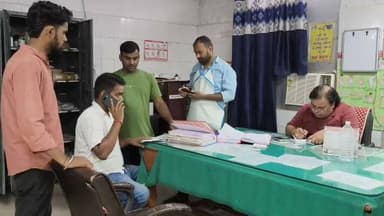 पिकनिक की खुशियां मातम में बदलीं, डंफर-सीएनजी टेंपो की भिड़ंत में युवक की मौत
चंदौली के बबुरी थाना क्षेत्र में लतीफशाह से पिकनिक मनाकर लौट रहे सीएनजी टेंपो की डंफर से टक्कर हो गई। हादसे में 28 वर्षीय राहुल की मौत हो गई, जबकि तीन लोग घायल हुए। गंभीर घायल सूरज को वाराणसी ट्रामा सेंटर रेफर किया गया। पुलिस ने डंफर और चालक को पकड़कर कार्रवाई शुरू कर दी है।
#reelsviral #trendingreels #explore #viralpost #fbreels #viralreelschallenge #follower #highlightseveryone #highlight
Manoj Singh Kaka Chandauli Samachar Chandauli Times Chhotelal Singh Kharwar कैलाश आचार्य सपा समर्थक चकिया Sadhana Singh Varanasi 360 Neha Singh Rathore