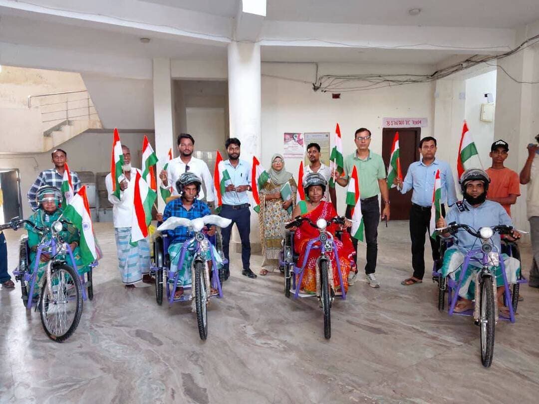 दिव्यांगजनों को मिला आत्मनिर्भरता का सहारा
कोचाधामन प्रखंड में दिव्यांगजनों को बैटरी चलित रिक्शा का वितरण किया गया। यह पहल उन्हें आवागमन में सुविधा प्रदान करने के साथ-साथ आत्मनिर्भरता और सम्मान के साथ जीवन जीने की दिशा में एक महत्वपूर्ण कदम है।