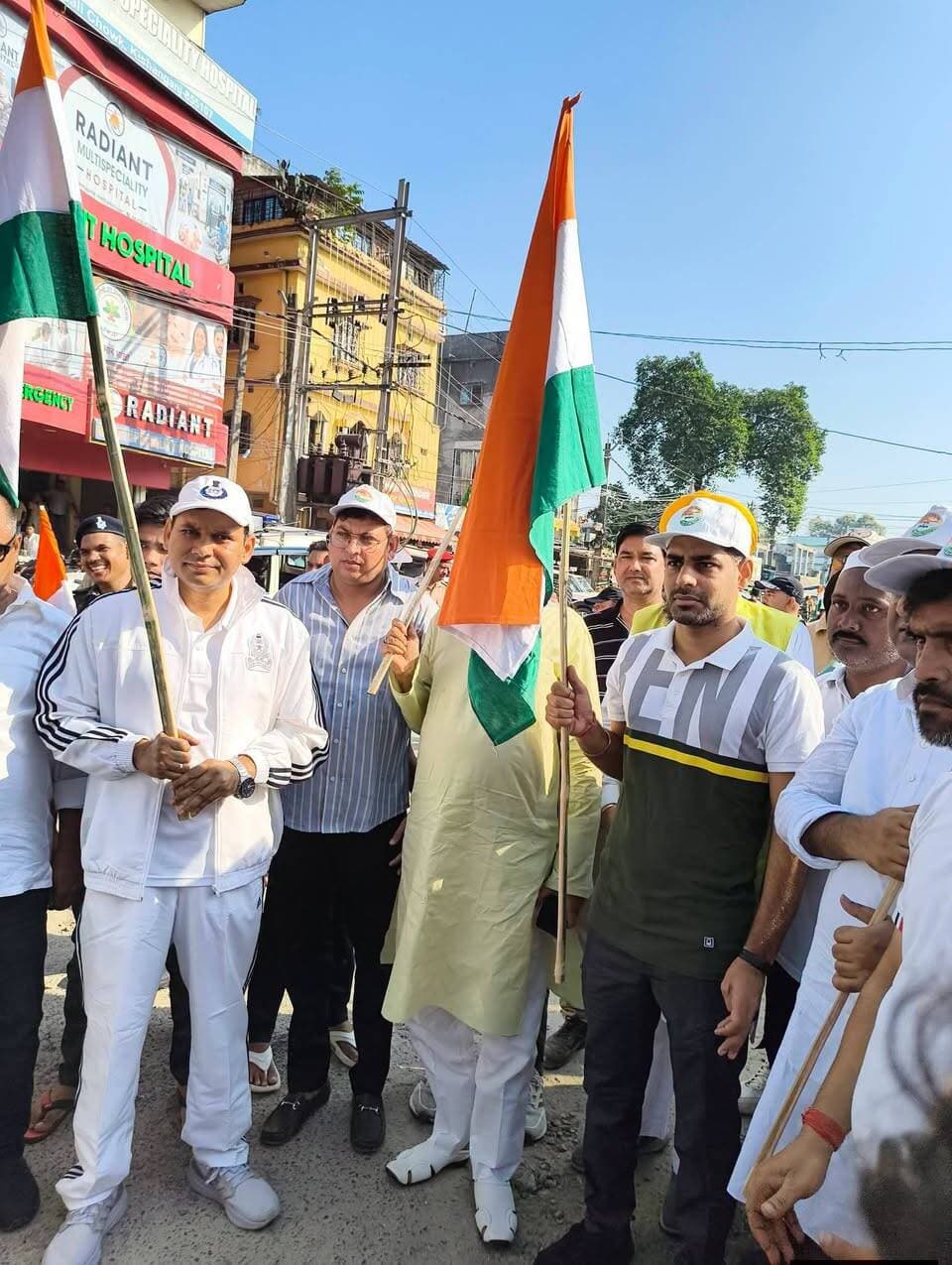 'हर घर तिरंगा' अभियान के तहत जिलाधिकारी किशनगंज एवं पुलिस अधीक्षक किशनगंज के साथ SDPO-2, किशनगंज एवं पुलिस उपाधीक्षक (मुख्यालय) सहित संबंधित पदाधिकारियों/ कर्मियों द्वारा कार्यक्रम में सहभागिता की गई।
इस दौरान आमजनों को राष्ट्रध्वज के प्रति सम्मान, राष्ट्रीय एकता एवं देशभक्ति की भावना के प्रति जागरूक करते हुए हर घर तिरंगा अभियान को सफल बनाने हेतु प्रेरित किया गया।