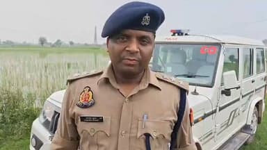 #अलीगढ़ इगलास थाना क्षेत्र के बड़ा खुर्द गांव में नवनिर्मित गौशाला के ग्राउंड में करीब 30 वर्षीय अज्ञात महिला का शव मिलने से हड़कंप मच गया। पुलिस ने शव मोर्चरी भेजकर पोस्टमार्टम की कार्रवाई शुरू की। घटना के खुलासे के लिए टीमें गठित हैं।
#Iglas #Aligarh #UttarPradesh #CrimeNews #PoliceInvestigation #BreakingNews