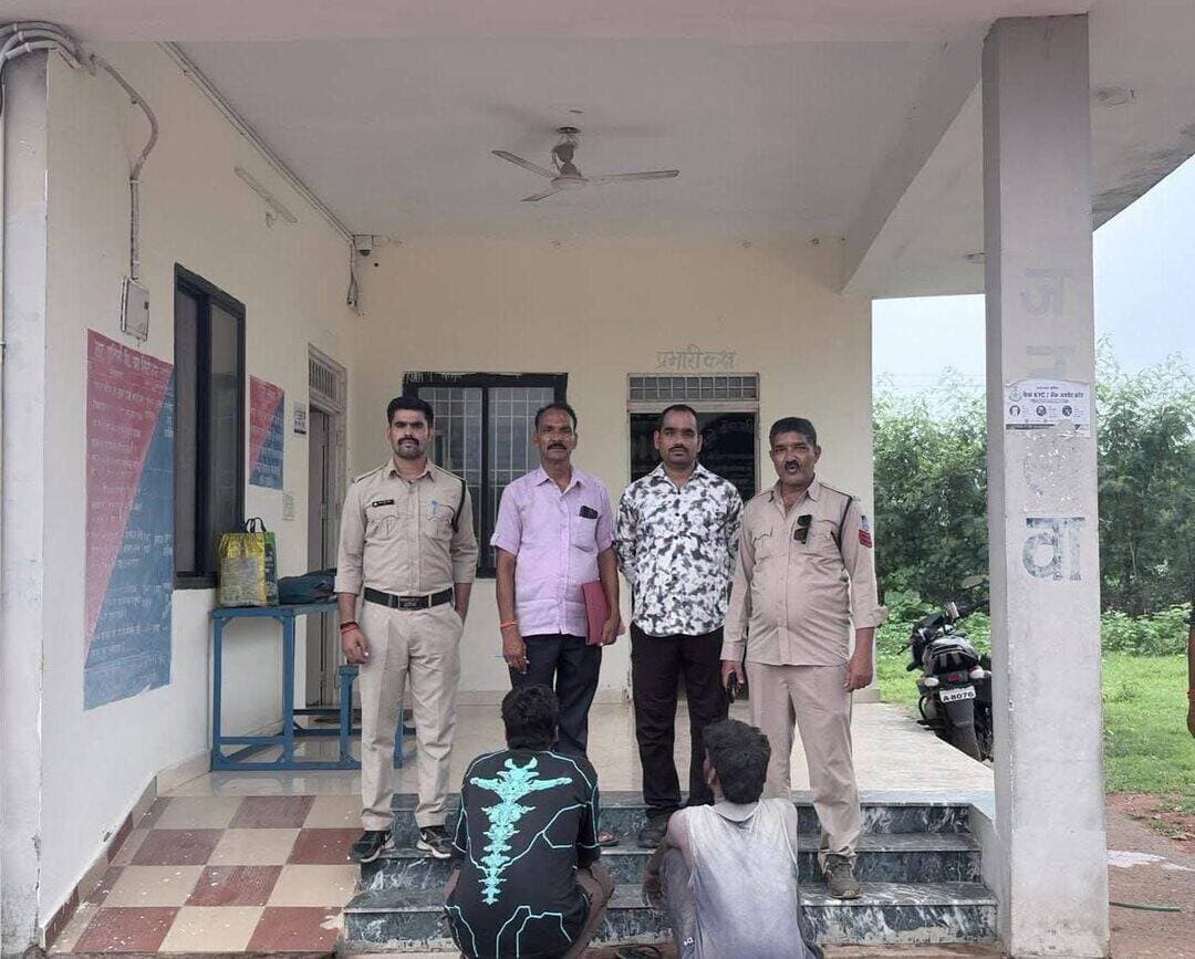 थाना सटई पुलिस ने भैस चोरी का किया खुलासा – 2 आरोपी गिरफ्तार कर 6 नग भैंसे कीमत 3 लाख रुपये दस्तयाब
थाना सटई क्षेत्रान्तर्गत जुलाई में माह में जरया हार नैगुंवा पड़रिया जंगल से 6 नग भैंसे चोरी होने संबंधी फरियादी बलराम तिवारी निवासी पड़रिया की रिपोर्ट पर थाना सटई में भारतीय न्याय संहिता के तहत चोरी का अपराध पंजीबद्ध किया गया था। पुलिस टीम द्वारा घटनास्थल एवं आस-पास के क्षेत्रों का निरीक्षण कर साक्ष्य एकत्रित किये गए तथा मुखबिर तंत्र सक्रिय किया गया ।
पुलिस अधीक्षक छतरपुर श्री रजत सकलेचा द्वारा चोरी के अपराध के खुलासे एवं आरोपियों की गिरफ्तारी हेतु आवश्यक निर्देश दिये गये।
पुलिस टीम द्वारा एकत्रित साक्ष्यों एवं जानकारी के आधार पर संदेहियों से पूछताछ की गयी। चोरी की घटना में संलिप्त दो आरोपी –
1. तरुण सिंह पिता किशोर सिंह नि. ग्राम सिलावट थाना सटई
2. महेश पटेल पिता प्रभु पटेल नि. ग्राम सिलावट थाना सटई
को गिरफ्तार किया गया। दोनो आरोपियों ने पड़रिया हार जंगल से 6 नग भैंसो की चोरी करना स्वीकार किया। आरोपियों के पास से 6 नग भैंसे कीमती 3 लाख रुपये बरामद गयी। अभियुक्तों को न्यायालय पेश किया गया।
उक्त कार्यवाही में अतिरिक्त पुलिस अधीक्षक श्री आदित्य पटले के निर्देशन में एवं एसडीओपी बिजावर श्री अजय रिठौरिया के मार्गदर्शन में थाना प्रभारी सटई निरीक्षक दिलीप करण नायक, चौकी प्रभारी पड़रिया उप निरीक्षक आकांक्षा शर्मा, प्रधान आरक्षक कुरबान बेग, राजनारायण भट्ट, आरक्षक मुकेश यादव एवं प्रशांत चतुर्वेदी की भूमिका रही।
Home Department of Madhya Pradesh Madhya Pradesh Police Jansampark Madhya Pradesh DIG Chhatarpur Range PRO Jansampark Chattarpur <nis:link nis:type=tag nis:id=mppolice nis:value=mppolice nis:enabled=true nis:link/> <nis:link nis:type=tag nis:id=chhatarpur nis:value=chhatarpur nis:enabled=true nis:link/>