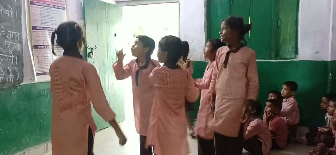 15 अगस्त स्वतंत्रता दिवस की तैयारी करते बच्चे