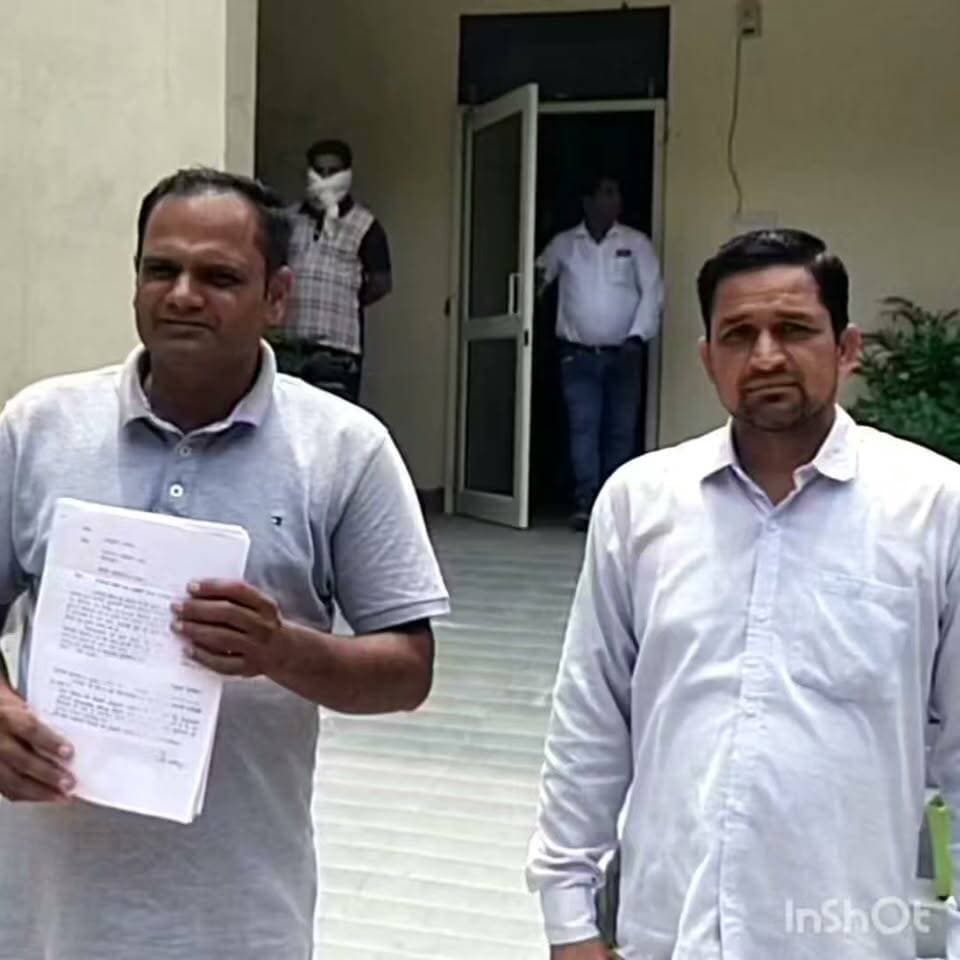 संजौली गांव में पंचायती जमीन की बोली के पैसों में हेरा फेरी करने पर ग्रामीणों ने उपायुक्त पानीपत को दी शिकायत जांच करने की मांग की ग्रामीण सुभाष रावल और नंबरदार प्रमोद रावल ने यह जानकारी दी